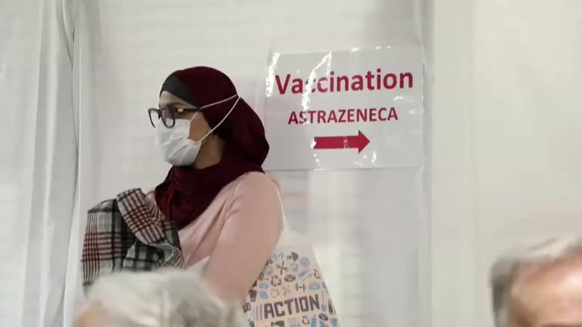 La Comisión Europea prohíbe a AstraZeneca exportar sus vacunas fuera de Europa