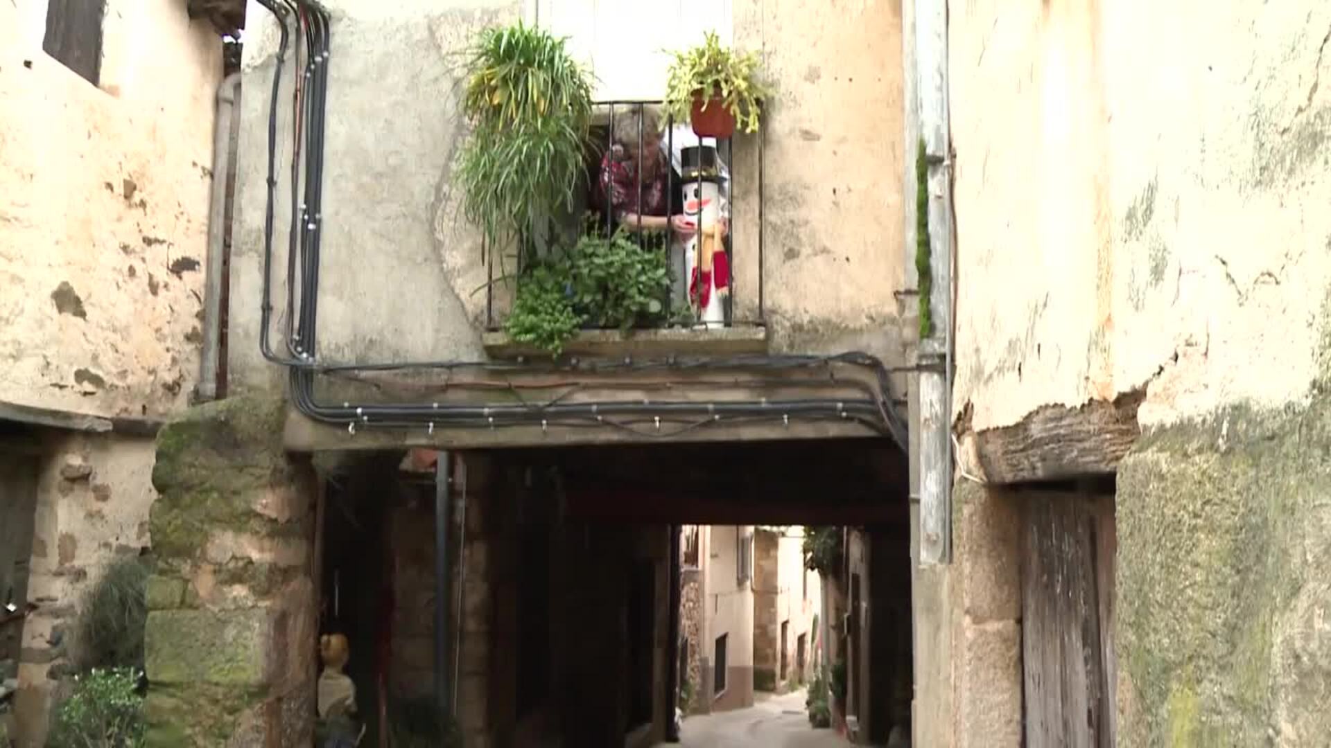 Torre de Don Miguel monta un Belén cuyo ángel es un sanitario