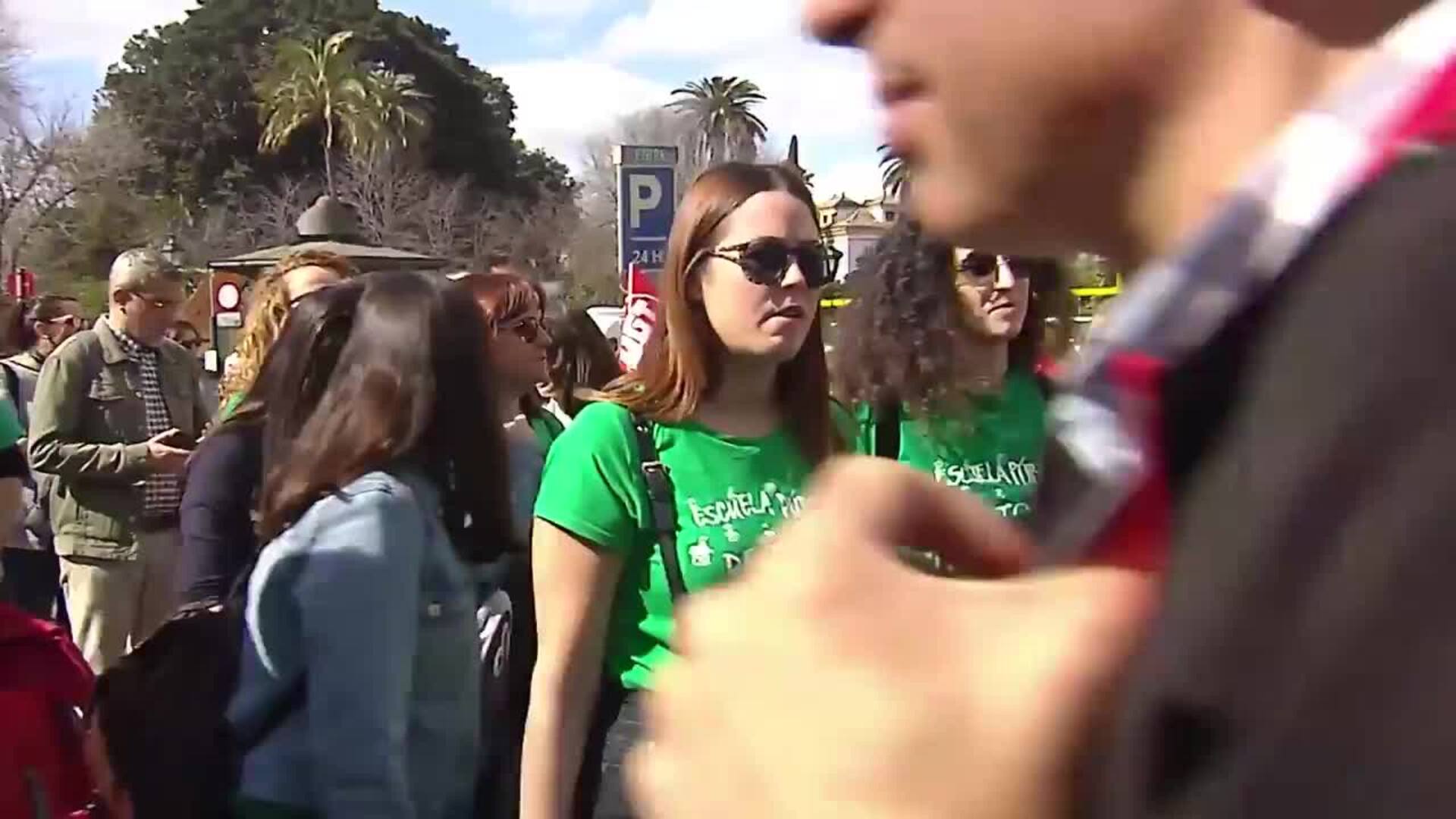 Miles de personas protestan en Andalucía contra el decreto de escolarización