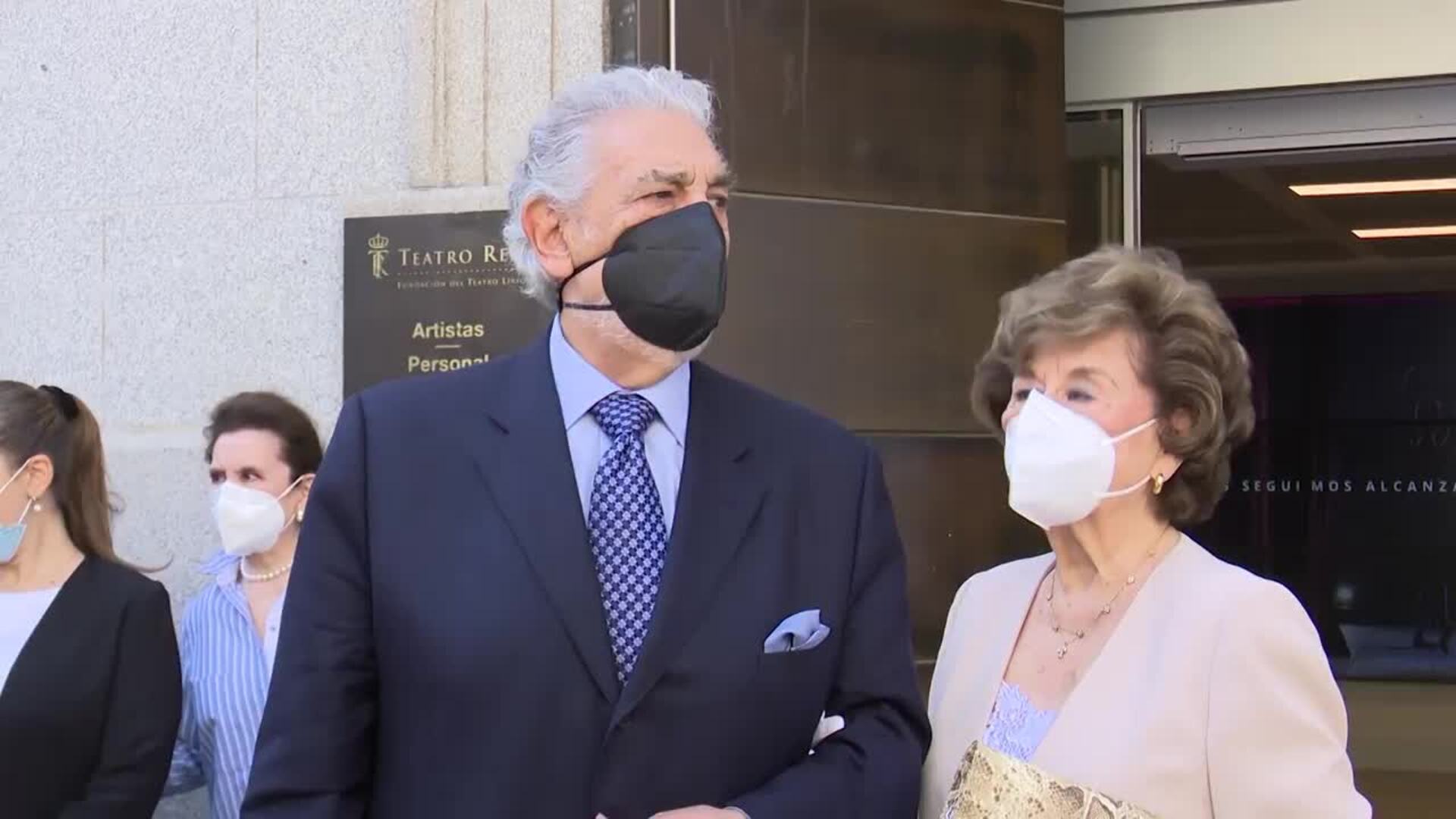 Plácido Domingo, emocionado, recibe su título como embajador honorífico