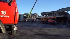 Prosiguen las tareas de búsqueda de supervivientes entre los escombros del centro comercial atacado por un misil ruso