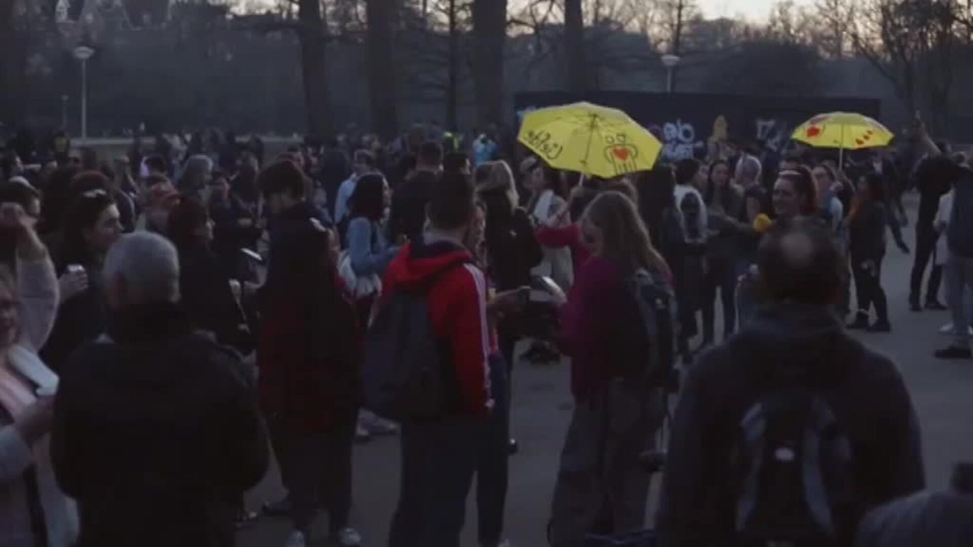 Fiestas multitudinarias al aire libre de jóvenes sin mascarillas en Países Bajos y Bélgica