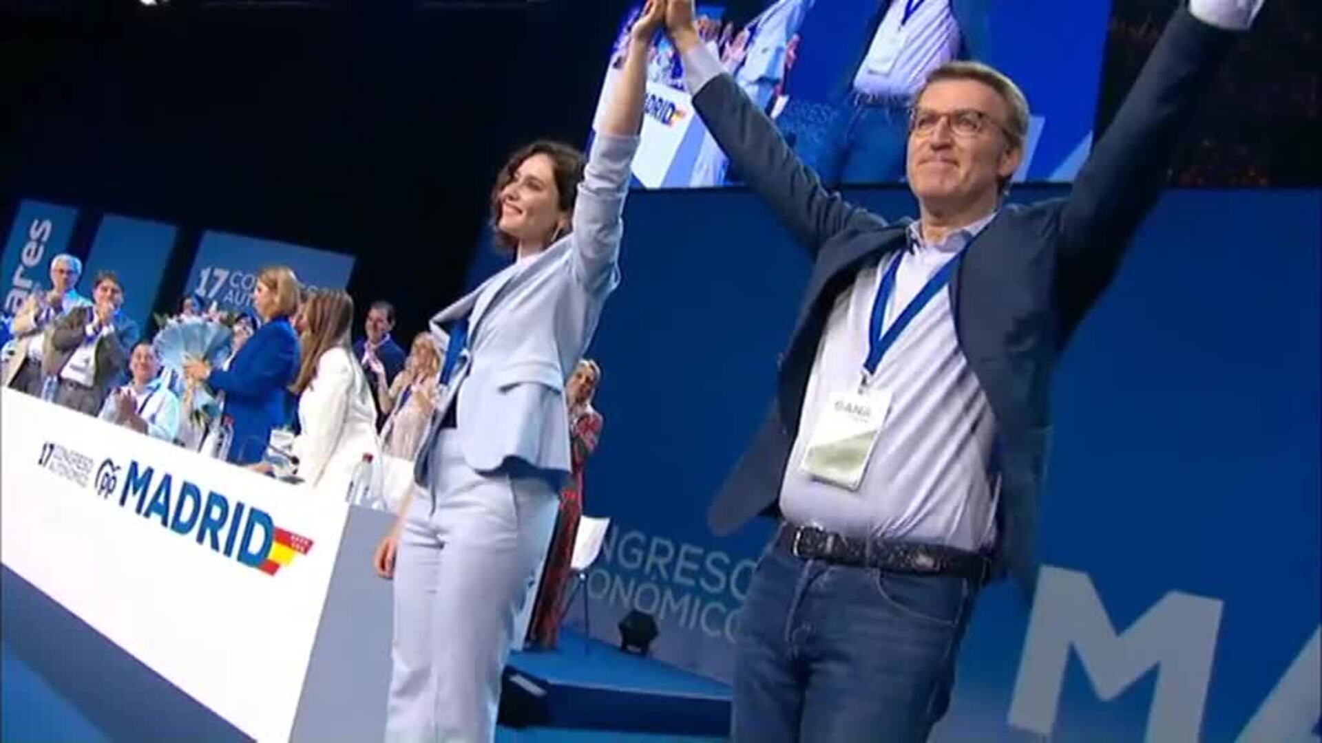 Díaz Ayuso se muestra emocionada y agradecida con Feijoo en su primer día al frente del PP de Madrid