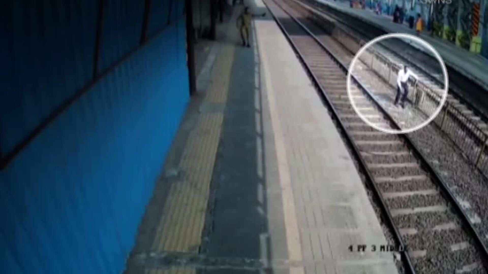 Un hombre en La India se salva in extremis de ser arrollado por un tren