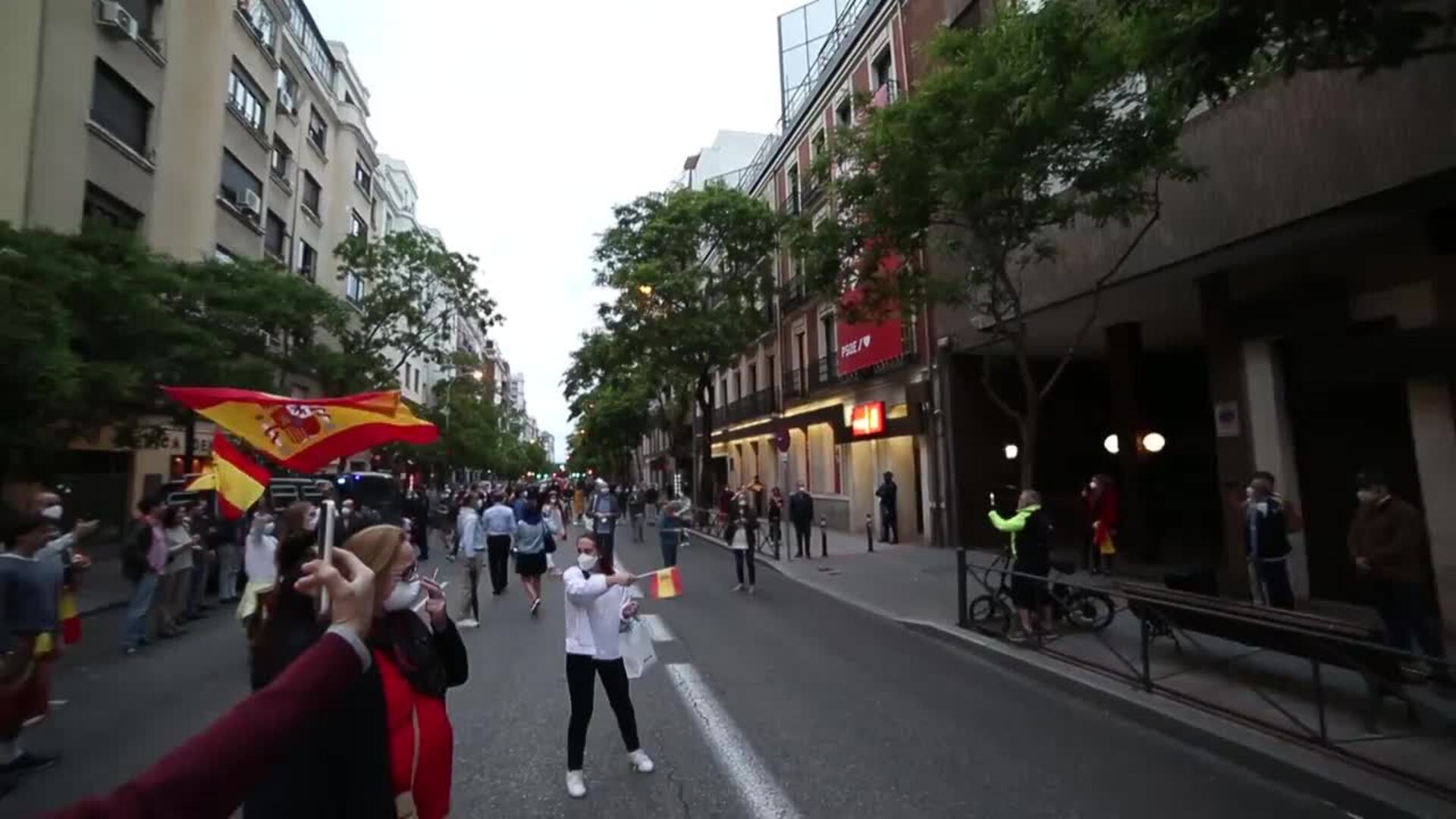 Unas 200 personas piden la &quot;dimisión&quot; de Sánchez en Ferraz