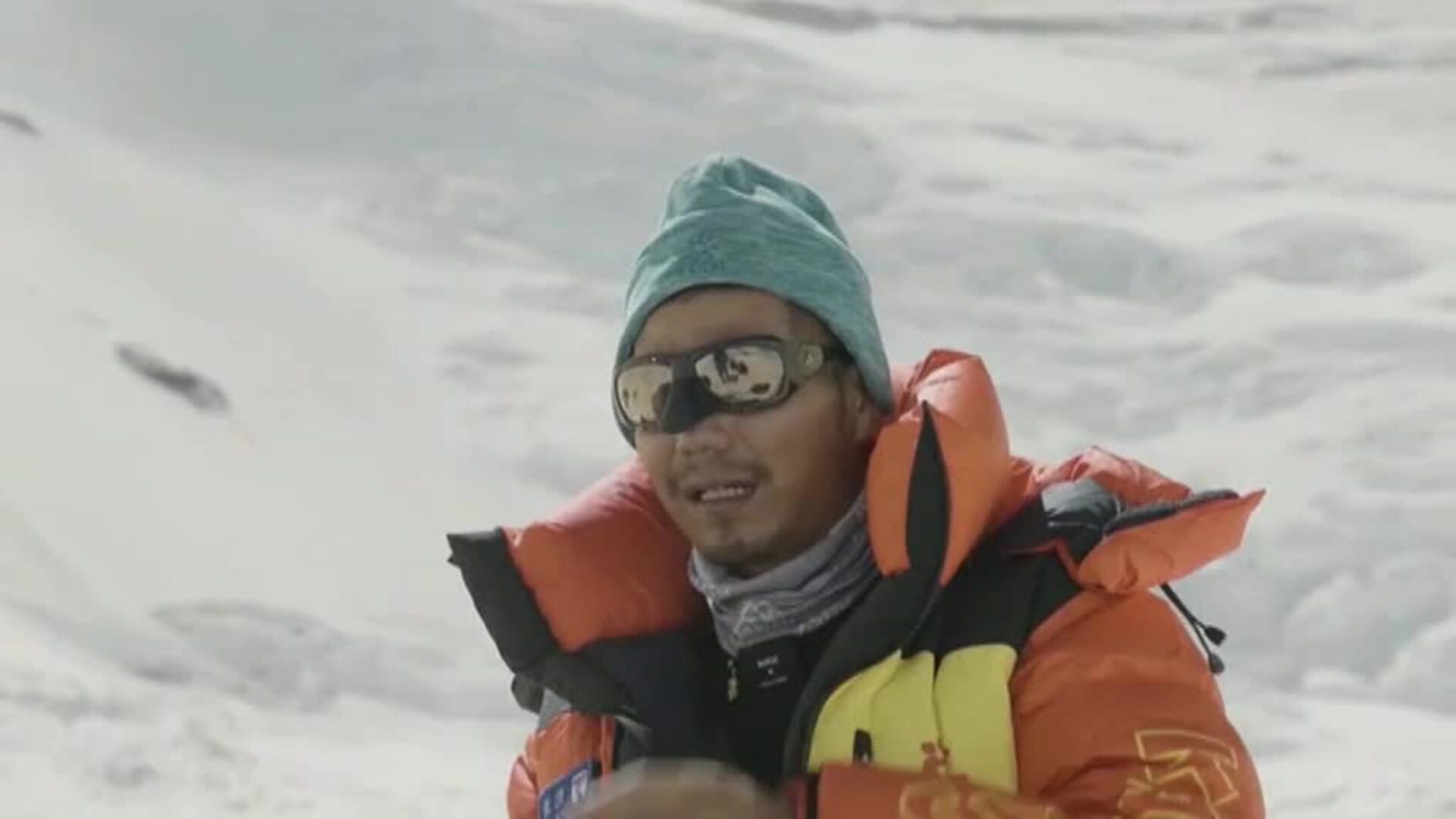 Un alpinista ciego alcanza la cumbre del Everest convirtiéndose en el primer asiático en conseguirlo