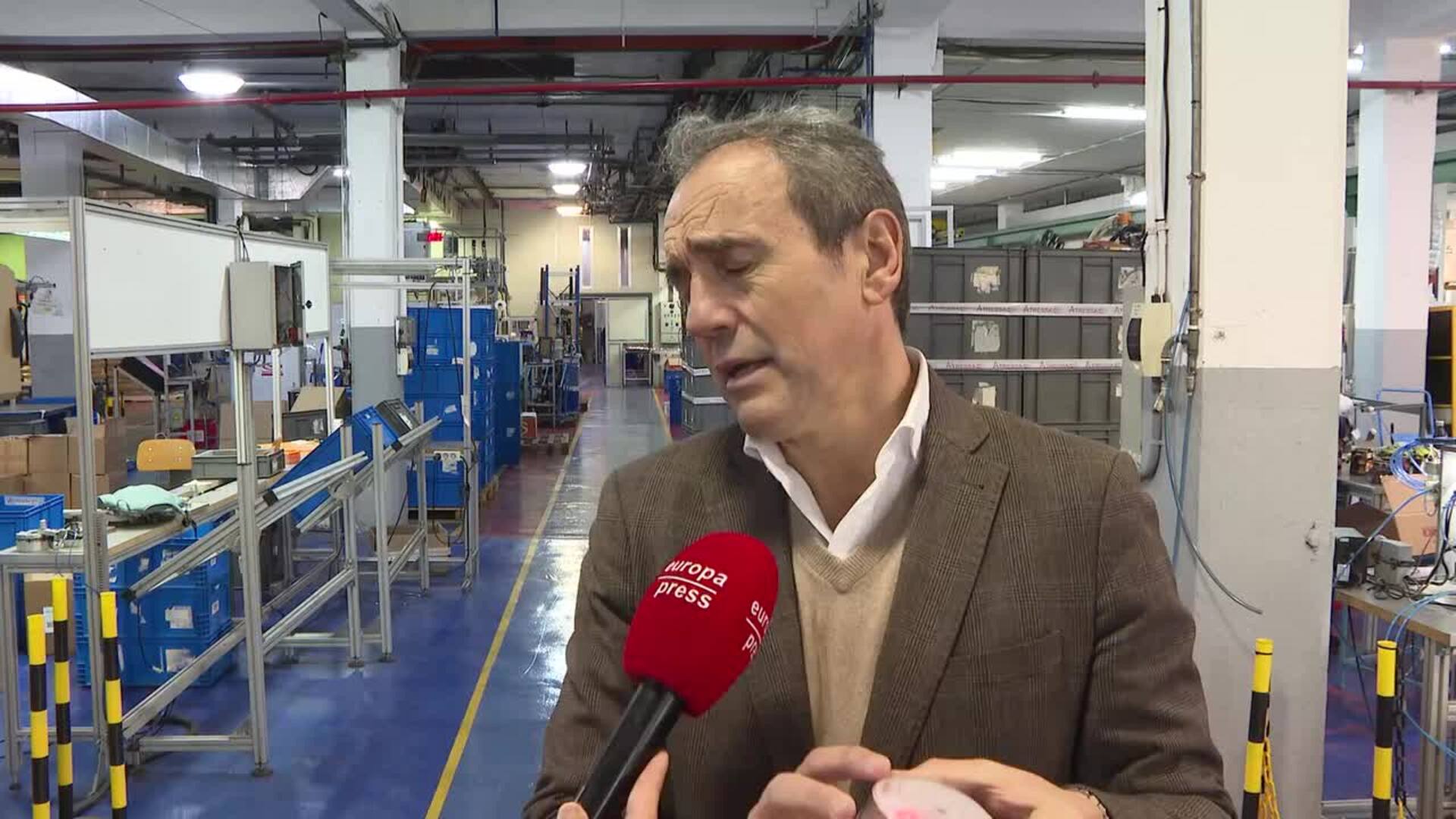 Empresa vizcaína fabrica al día 18.000 balizas V16 con más luz y antenas de última generación