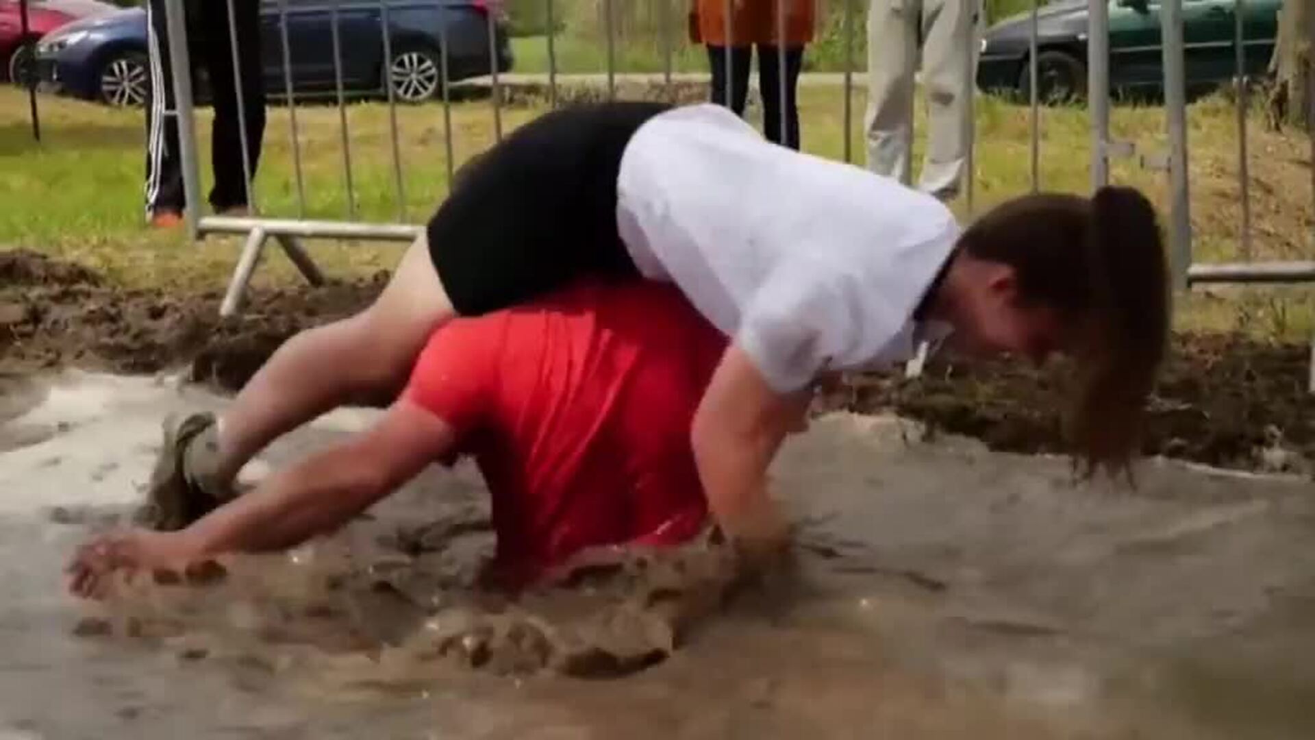 Hungría acoge una nueva edición de su célebre carrera &quot;Carga con tu pareja a cuestas&quot;