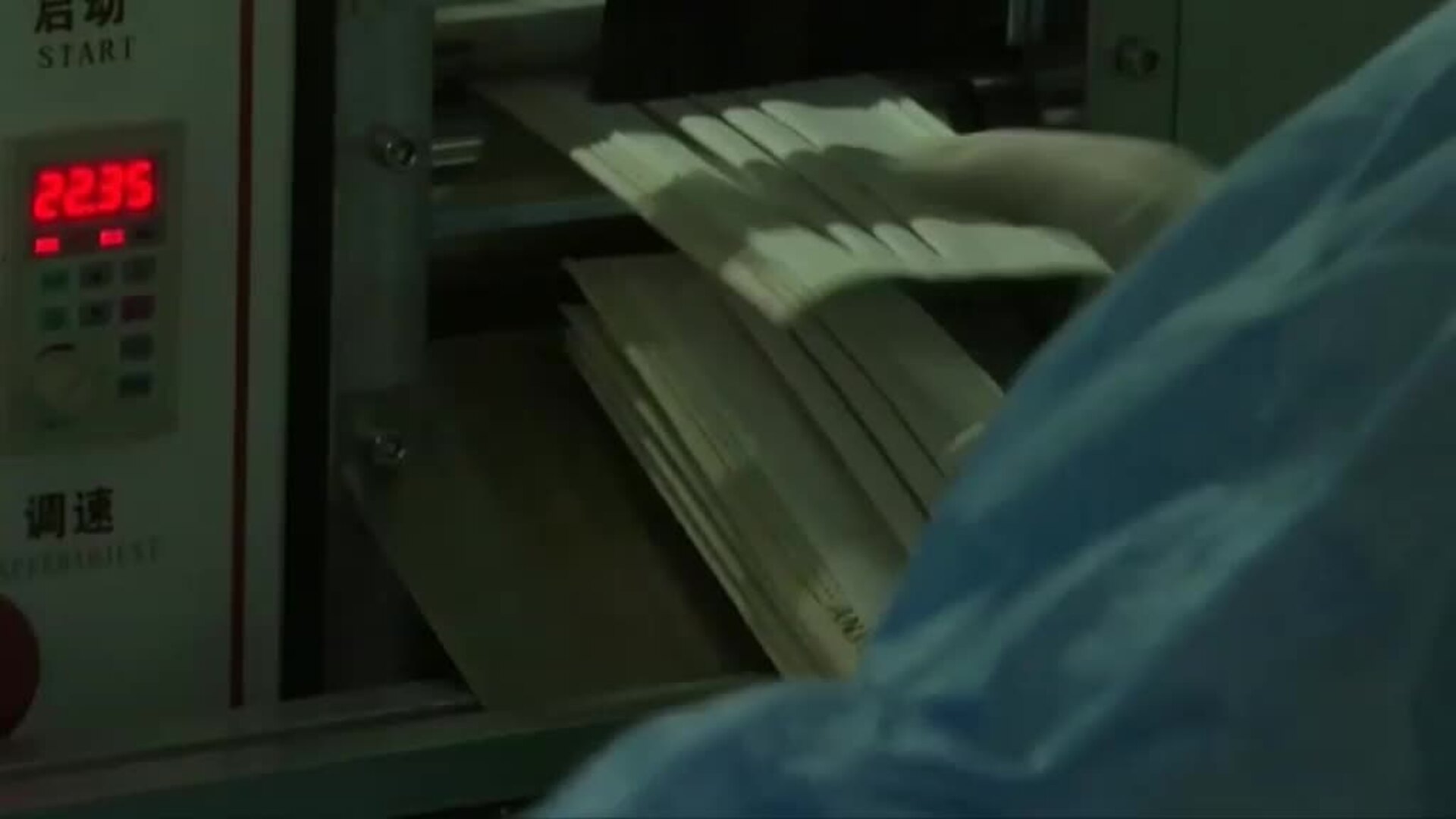 Llegan cuatro máquinas de China para fabricar mascarillas en masa