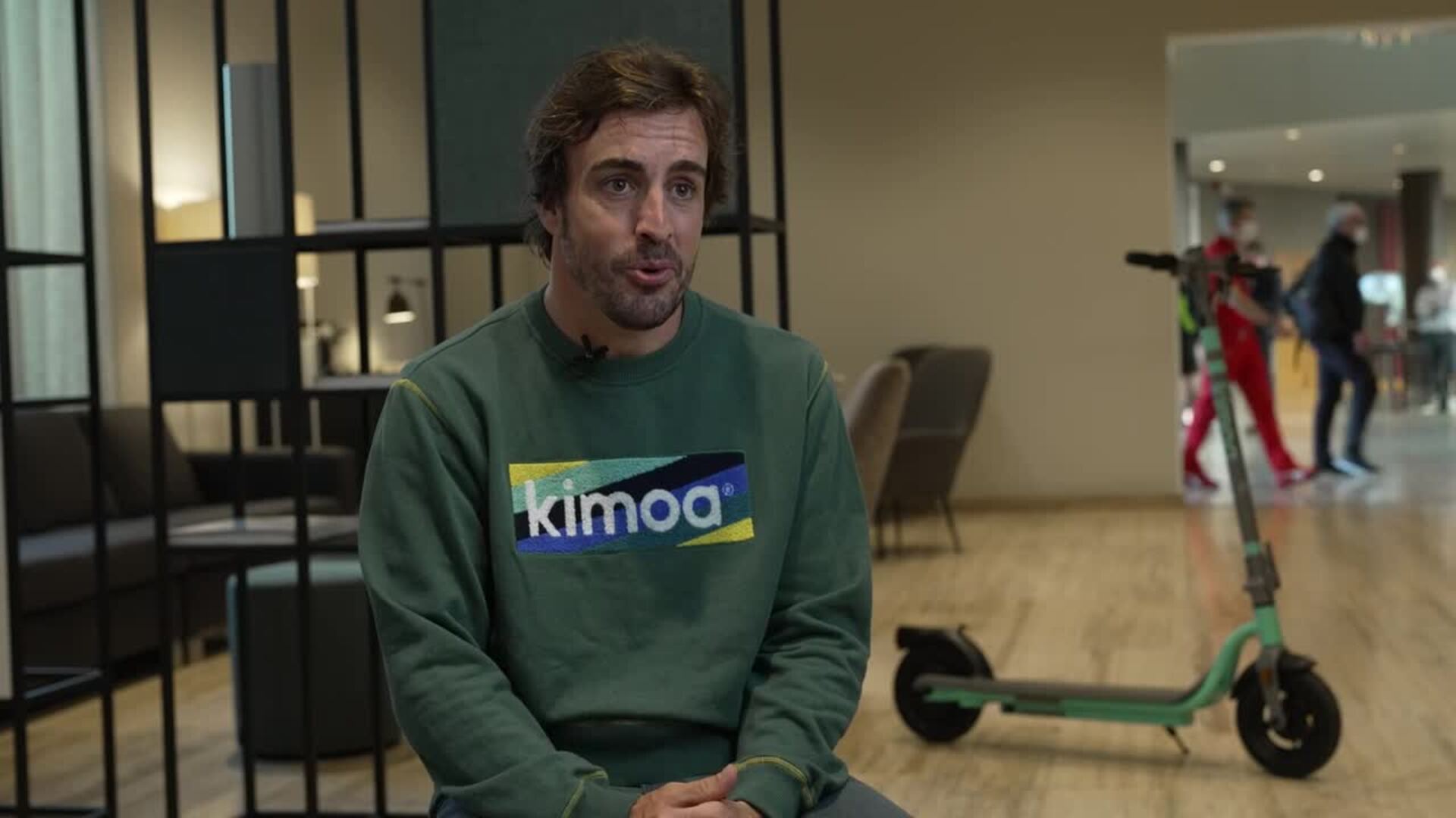 Fernando Alonso prueba la nueva gama de patinetes de Pure electric