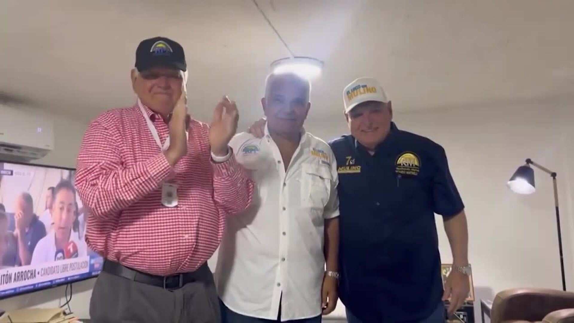 Un seguidor usa una imagen de José Raúl Mulino este domingo, en la Ciudad de Panamá