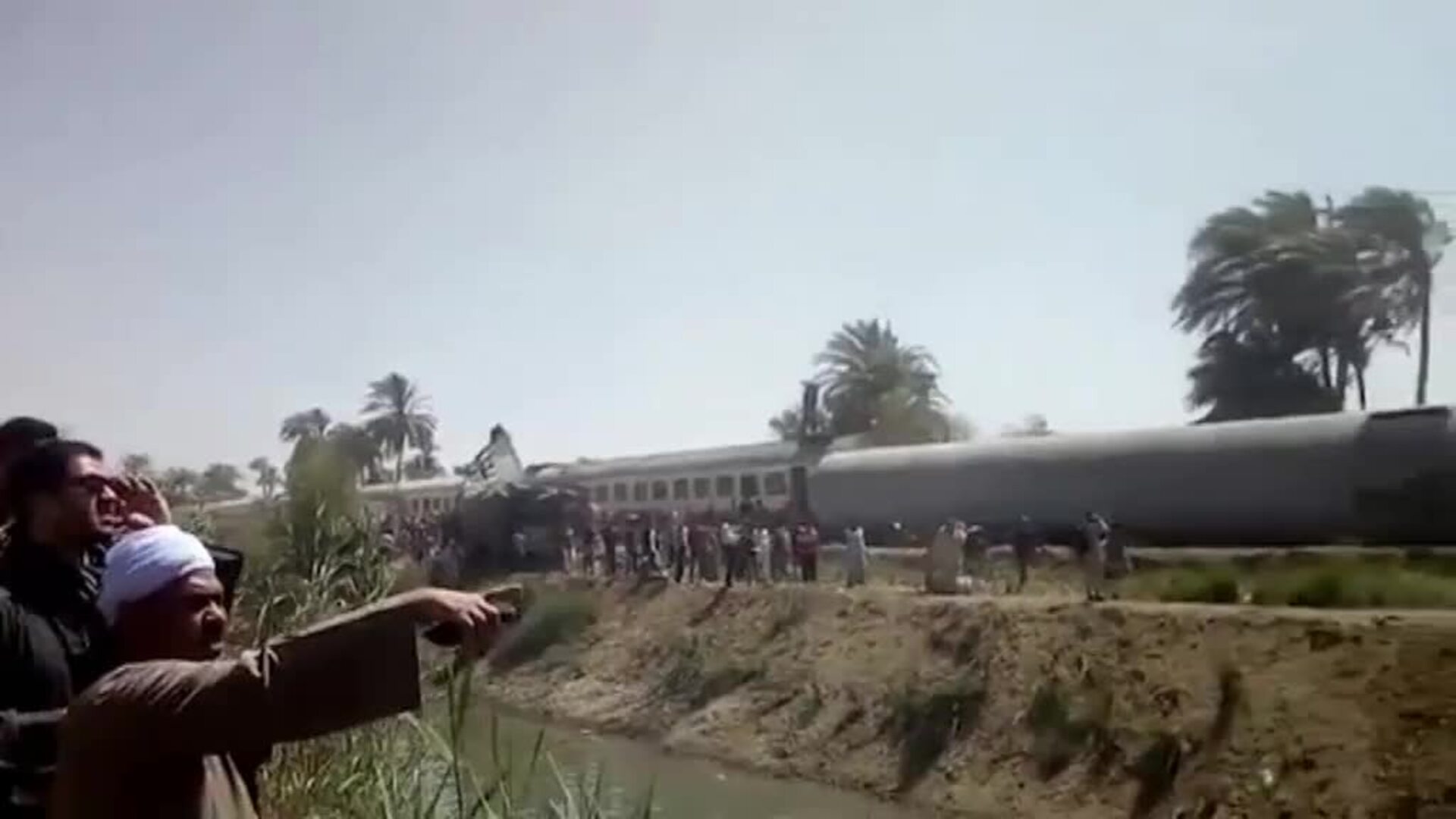 32 muertos y un centenar de heridos en la colisión de dos trenes en Egipto