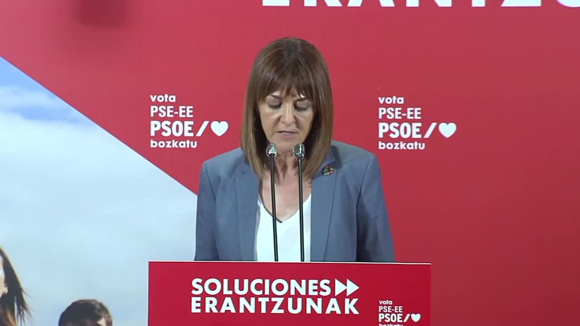 Mendia carga contra los que &quot;pierden el tiempo arrojándose banderas&quot;