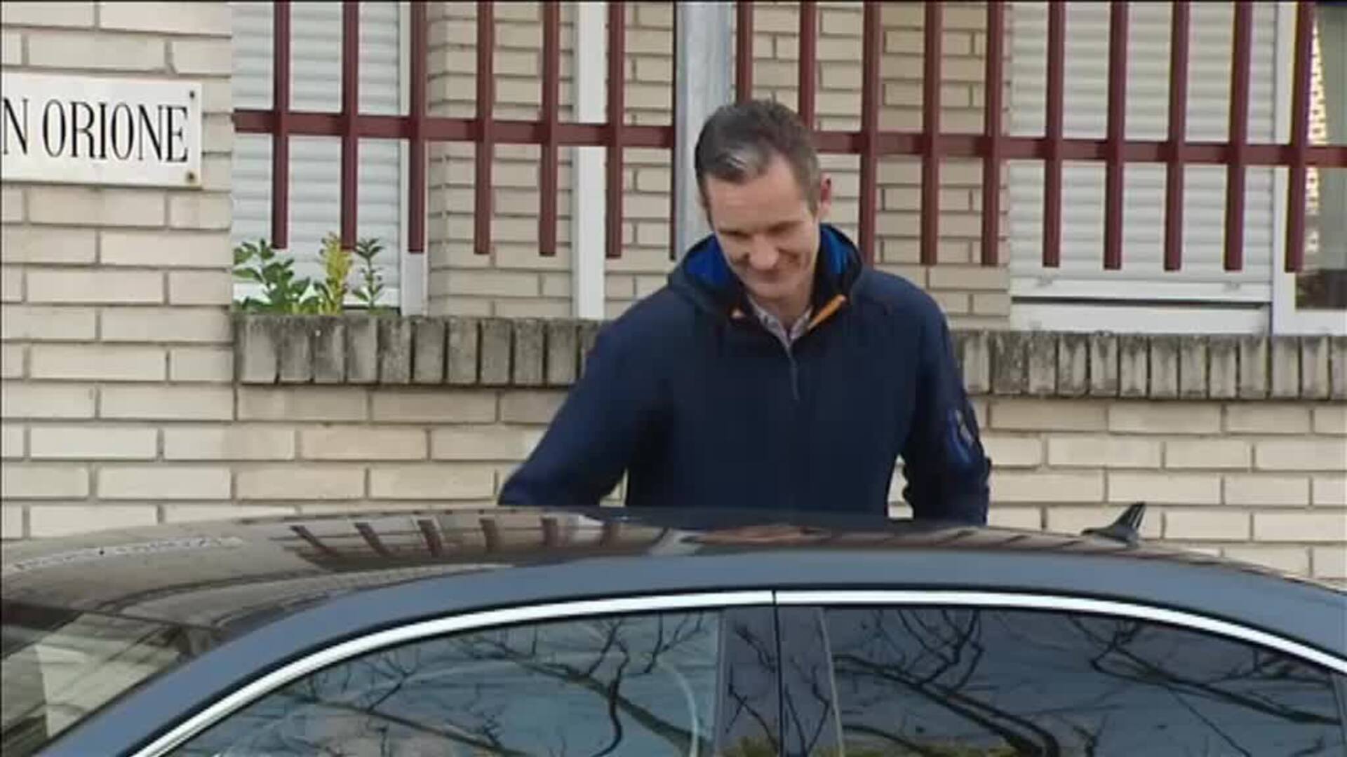 Urdangarin desea Feliz Navidad a su salida del centro de voluntariado