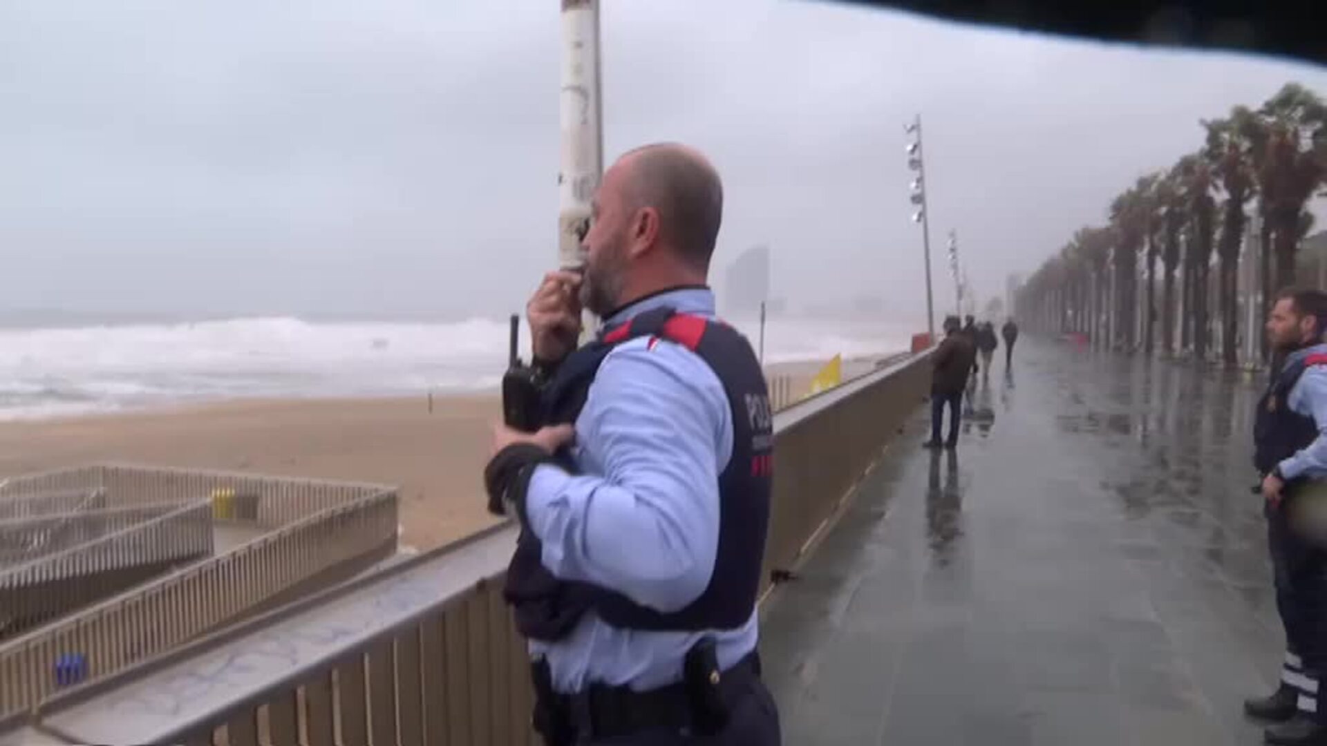 Prohiben el paso por el temporal a las playas de Barcelona