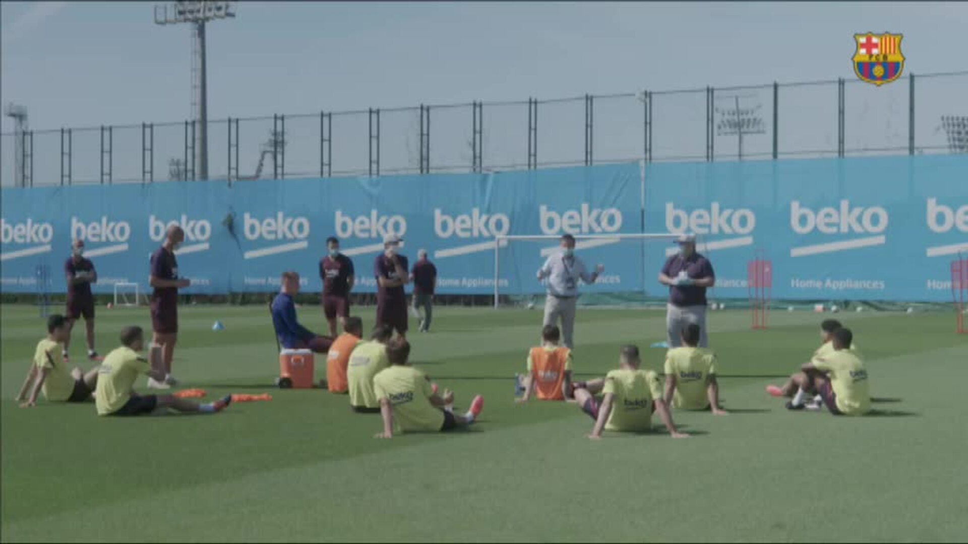 Bartomeu visita a sus jugadores durante el entrenamiento