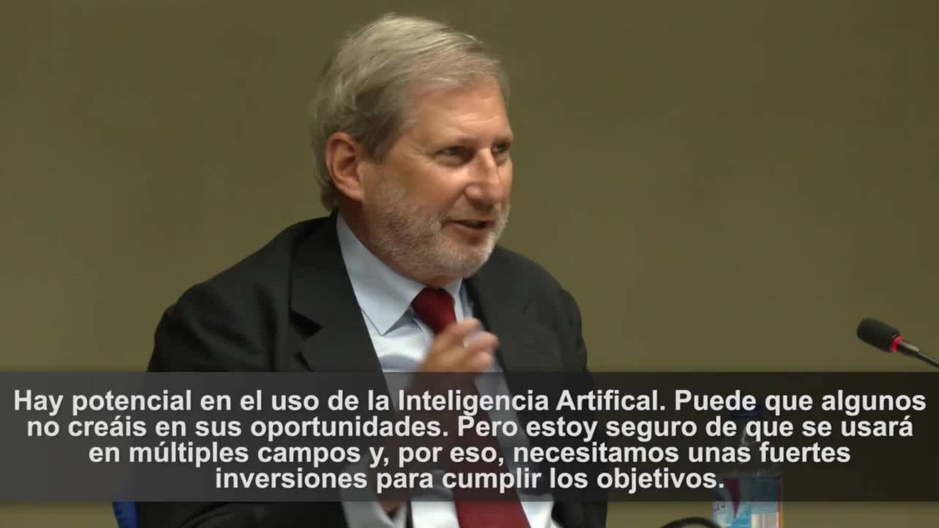 El comisario europeo Johannes Hahn conoce el proyecto para la nueva sede del JRC en la Cartuja