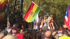 Barcelona celebra el 12-O con miles de personas participando en una manifestación festiva