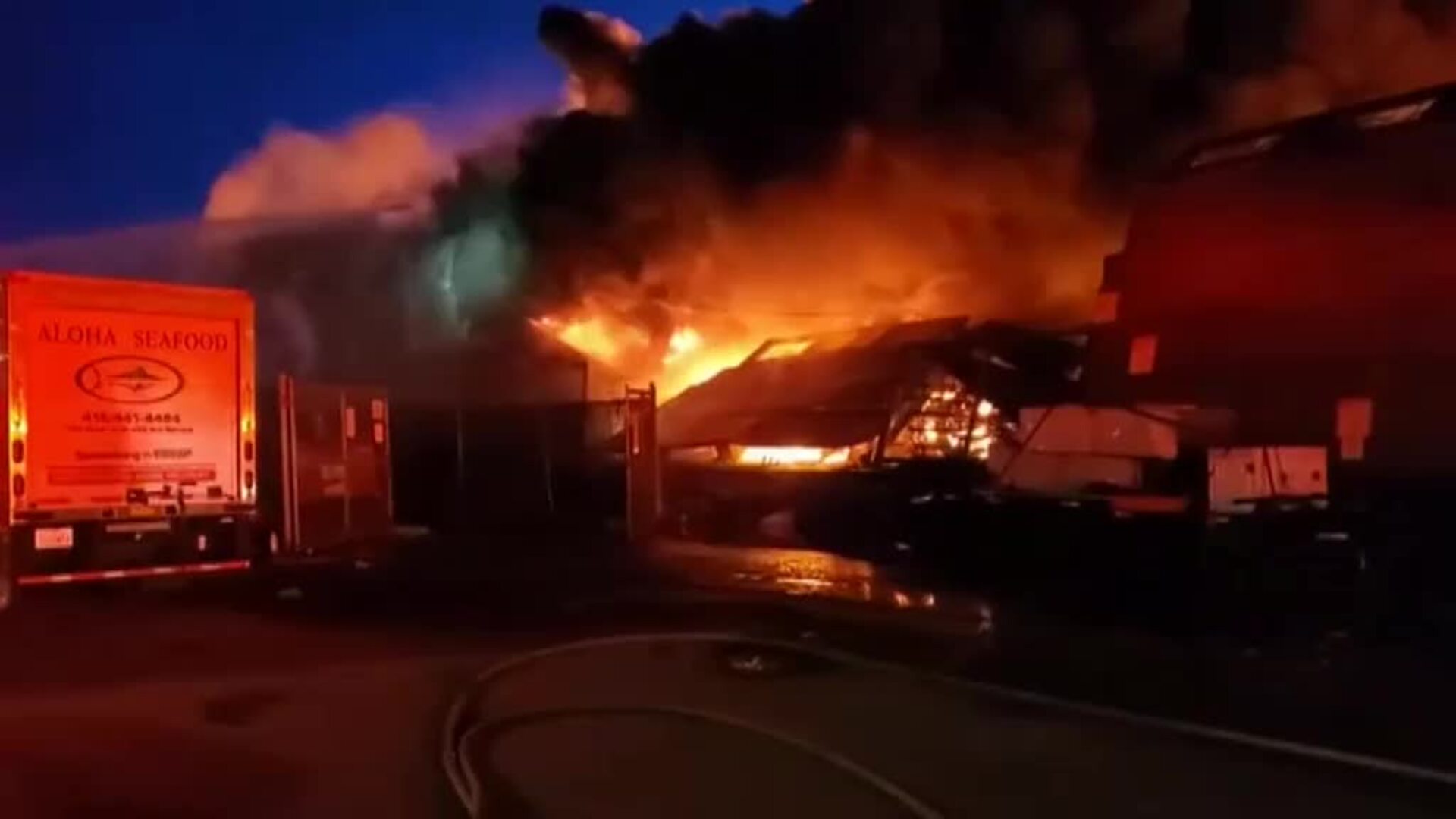 Los bomberos luchan por contener las llamas en uno de los muelles de San Francisco