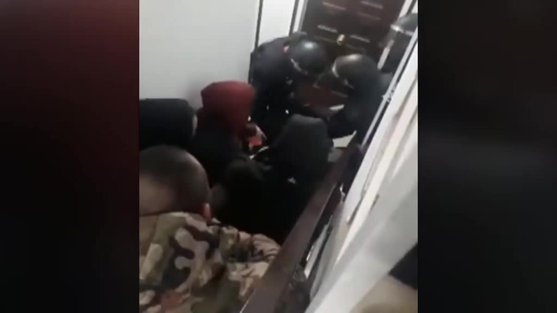 Tensión durante el desahucio de una familia en Barcelona