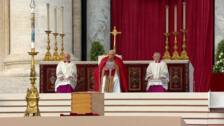 Fieles y seguidores se despiden de Benedicto XVI: «Con lo que ha hecho por la Iglesia, es un santo»