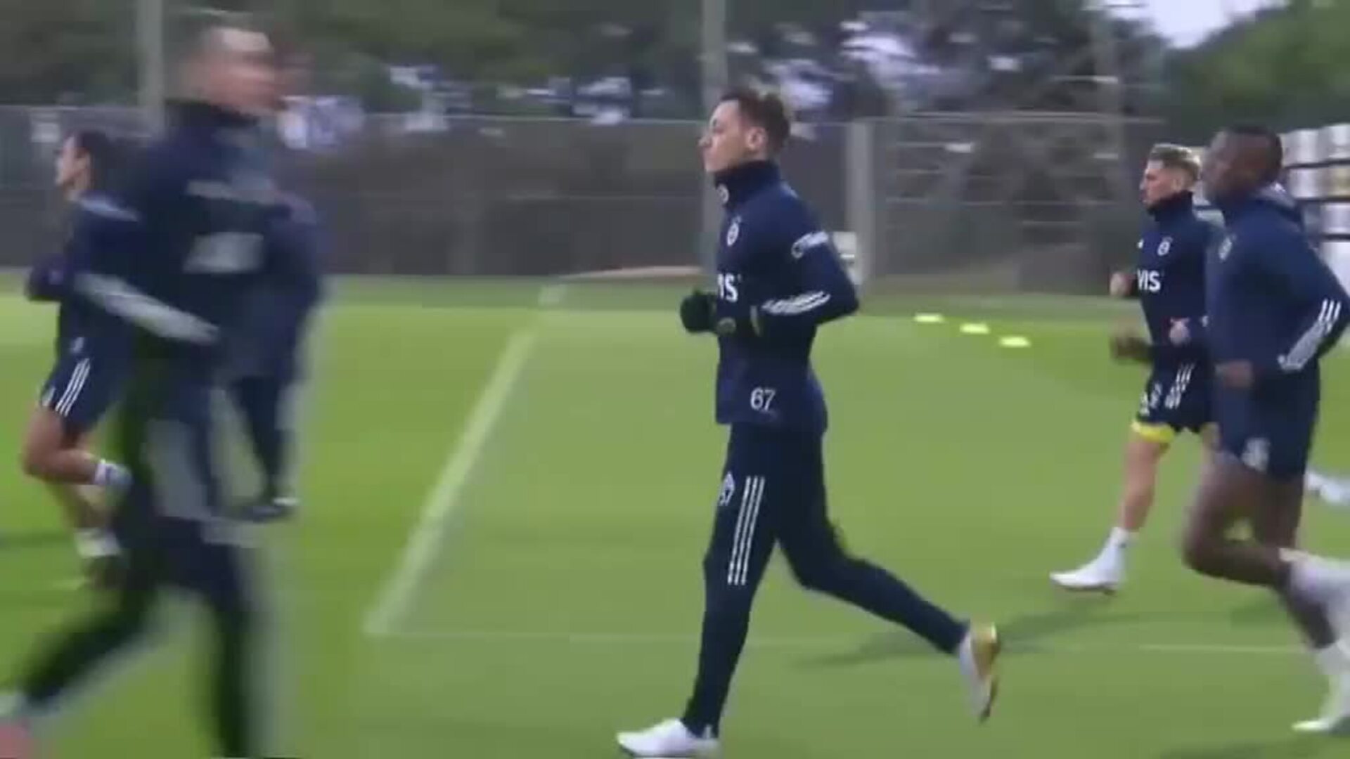 Primer entrenamiento de Özil con el Fenerbahce