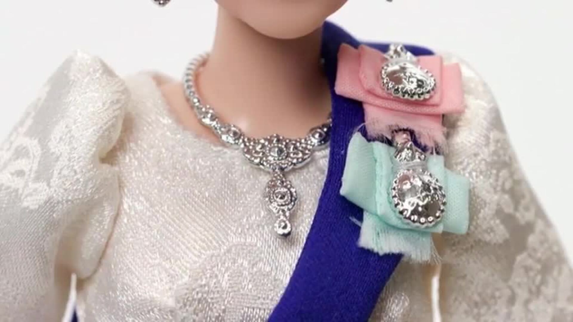 La casa Mattel conmemora los 70 años en el trono de Isabel II con una muñeca Barbie a su semejanza