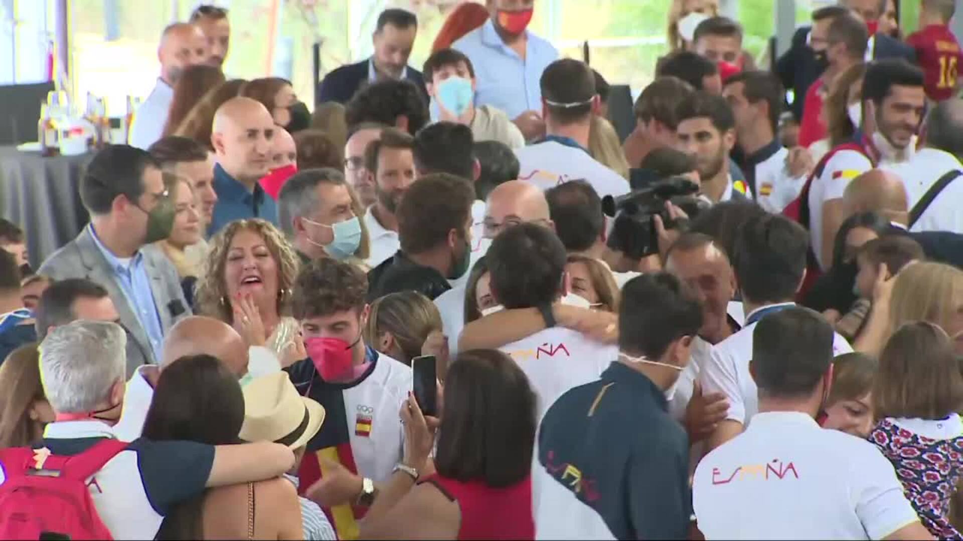 Emoción en el reencuentro de la selección olímpica con sus familiares