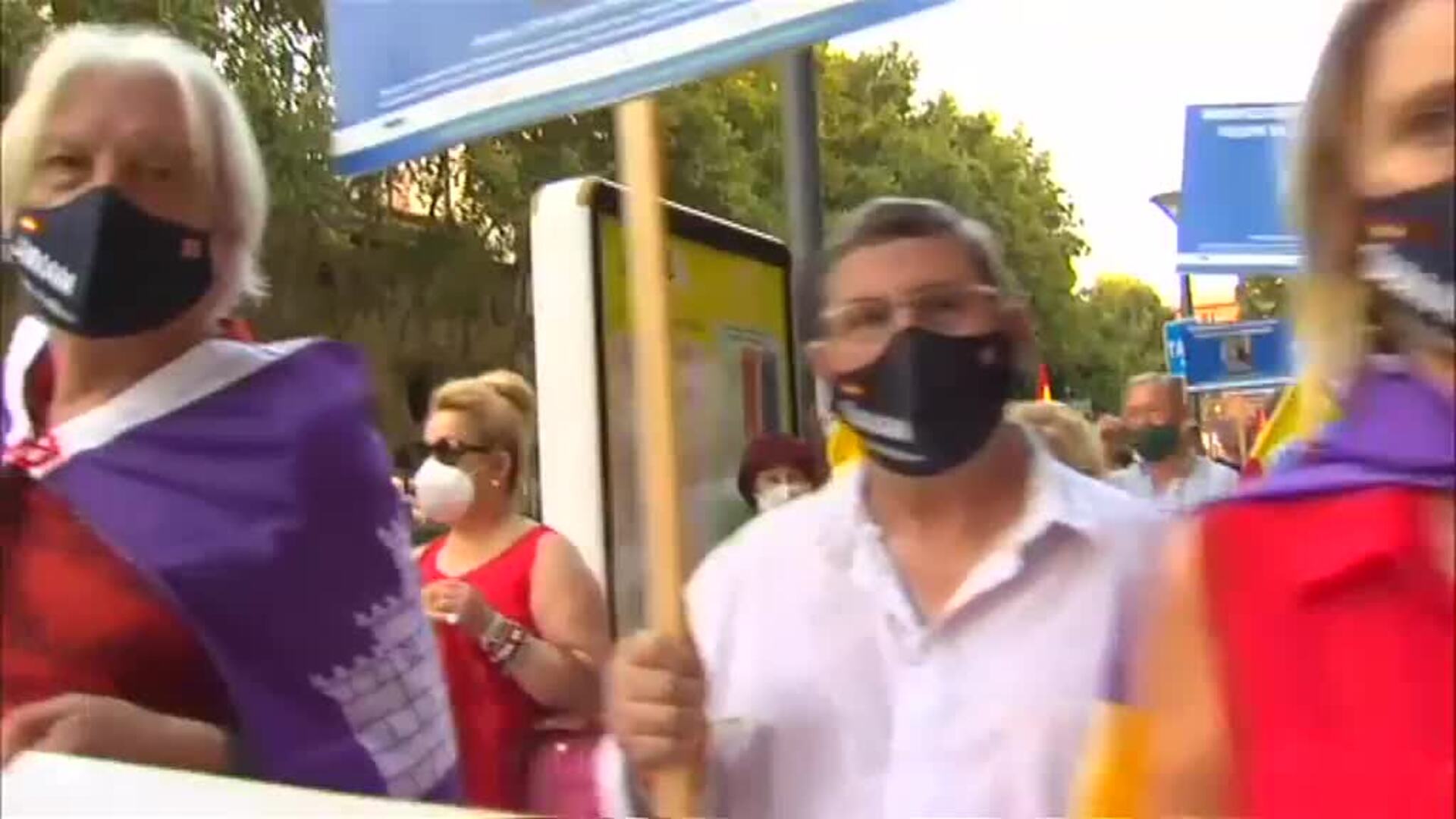 Una multitud se manifiesta en apoyo a la monarquía en Palma de Mallorca