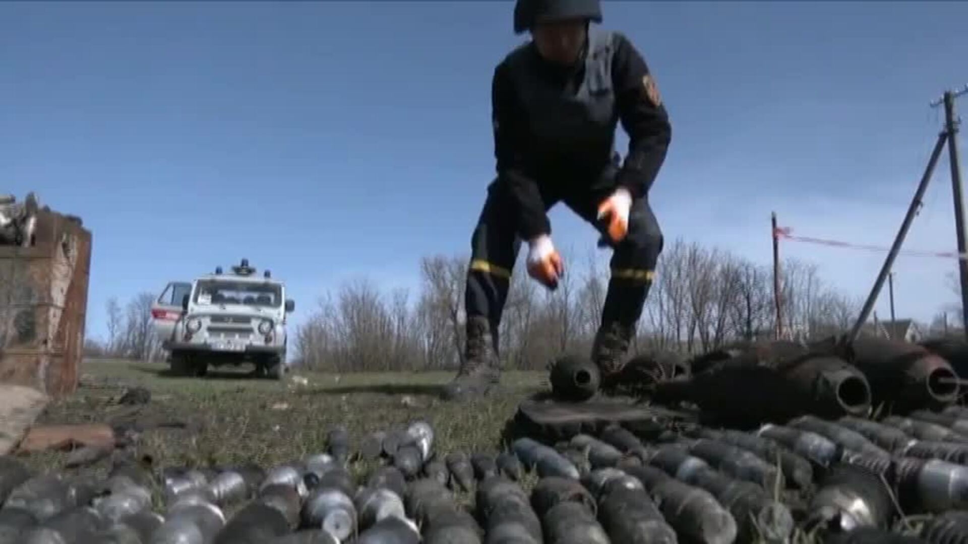 Reservistas ucranianos desminan una aldea
