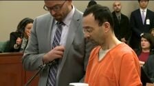 Las víctimas de los abusos del exmédico Larry Nassar alcanzan un acuerdo multimillonario