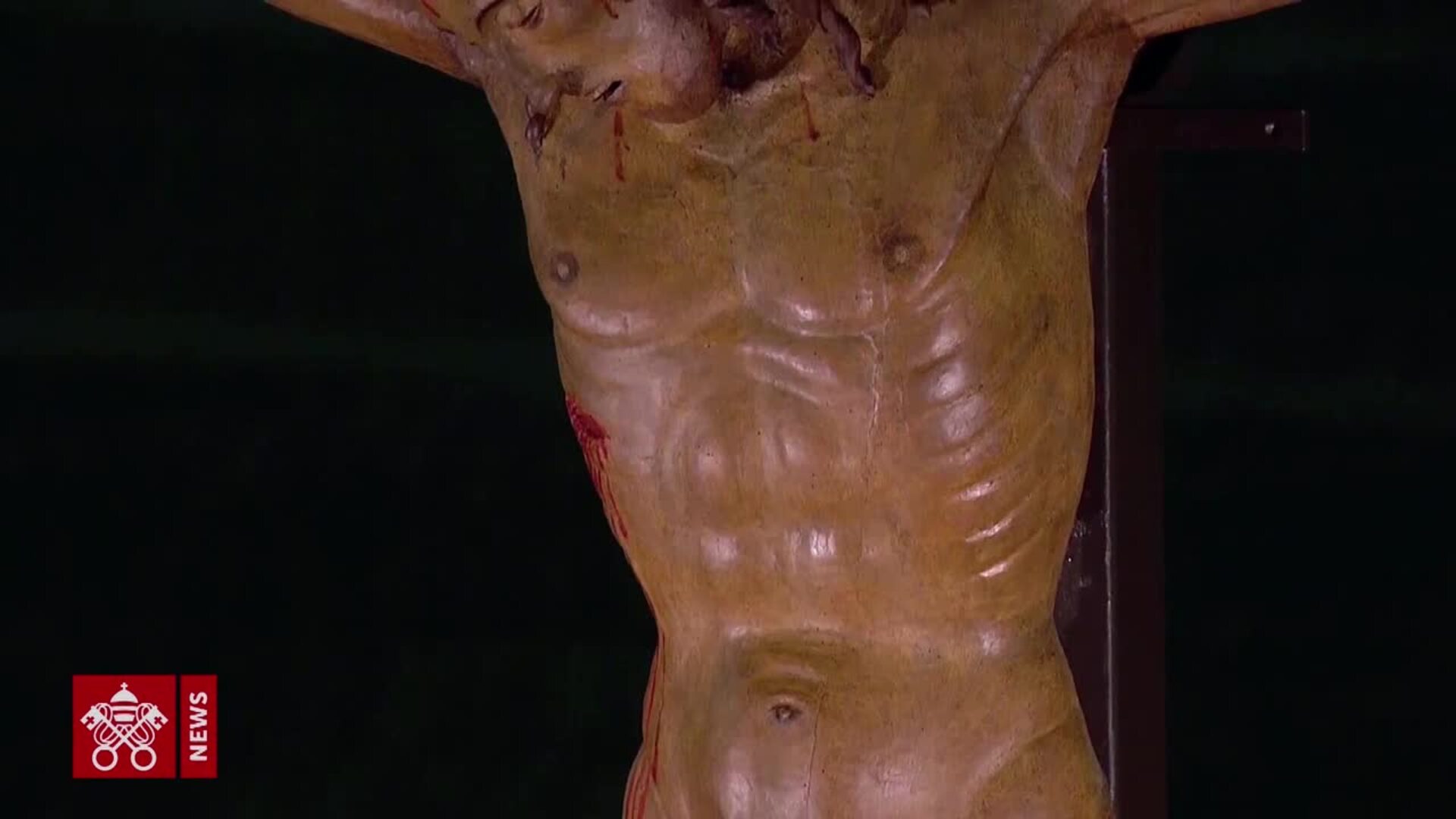 El Papa preside el Vía Crucis en la Plaza de San Pedro y sin fieles