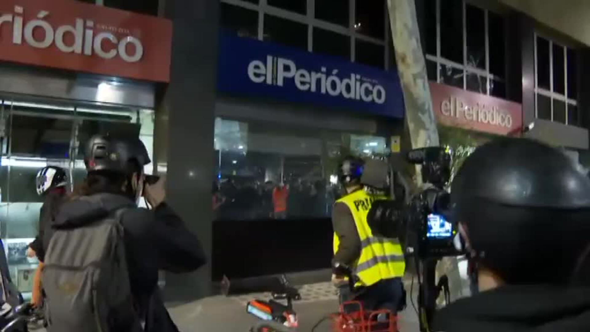 Los violentos atacan la sede de El Periódico de Catalunya en Barcelona