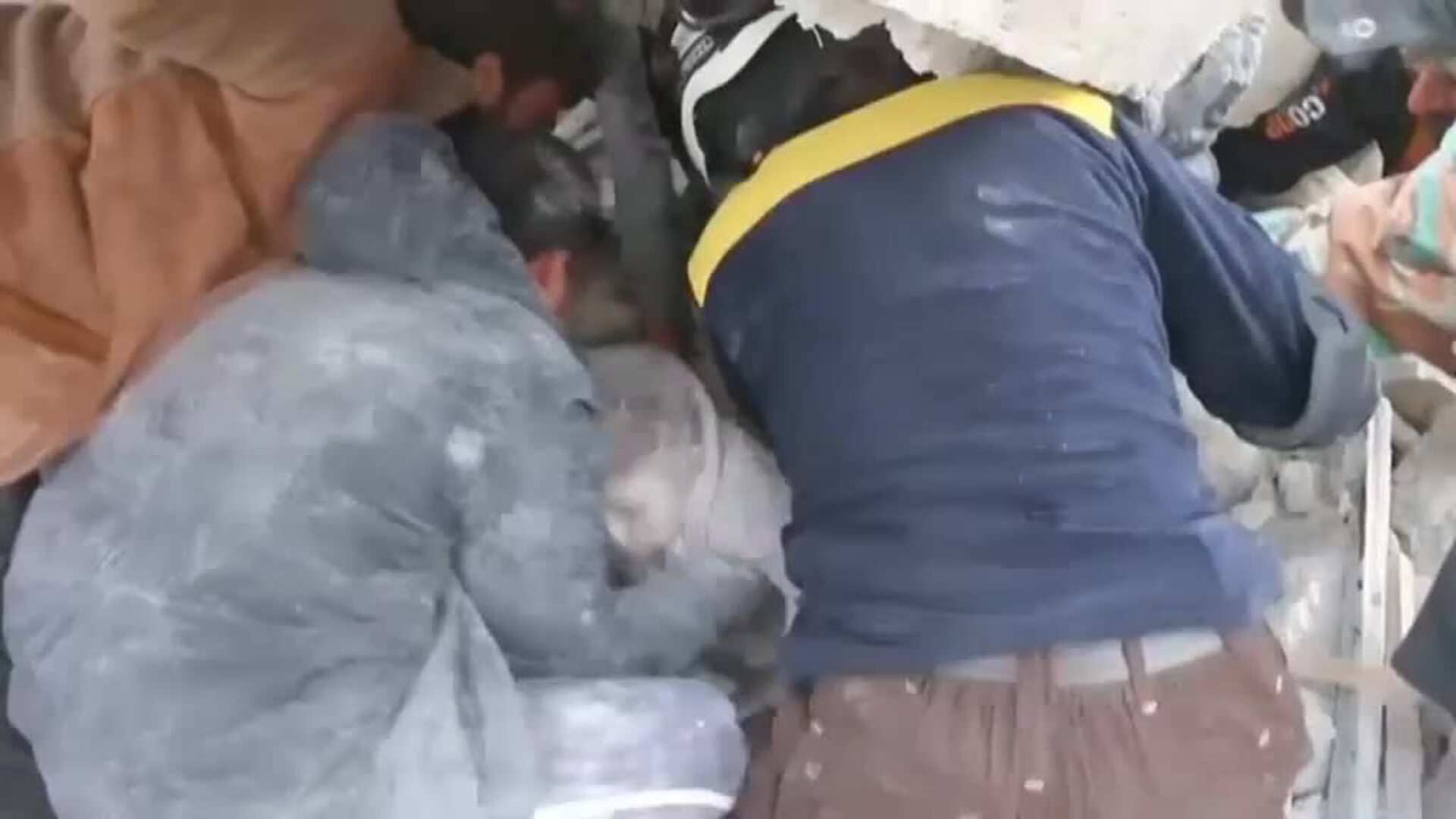 Angustioso rescate de una niña en Alepo tras un bombardeo de la aviación rusa