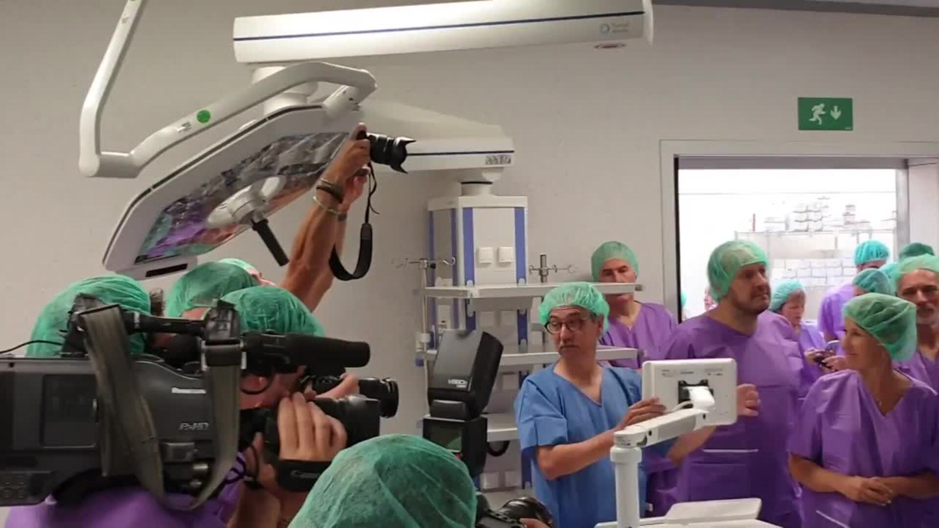 Torra visita los quirófanos del Hospital Bellvitge