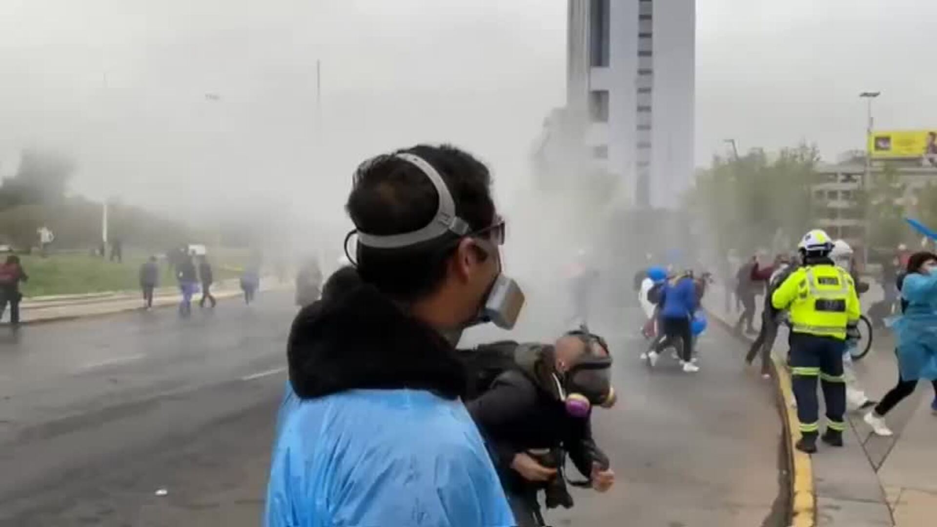 La Policía chilena reprime una manifestación de sanitarios en Santiago