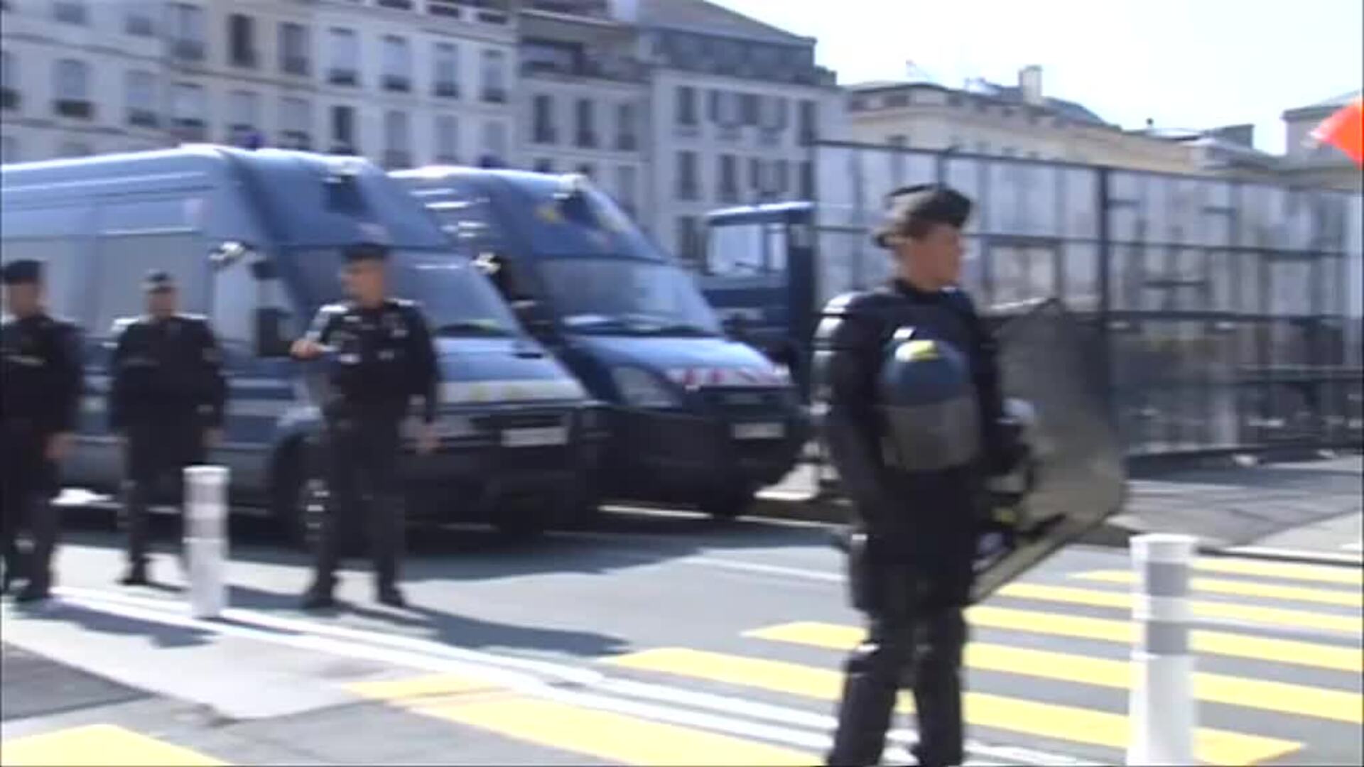 Más de cien personas han sido arrestadas por la policía frente a la cumbre del G7