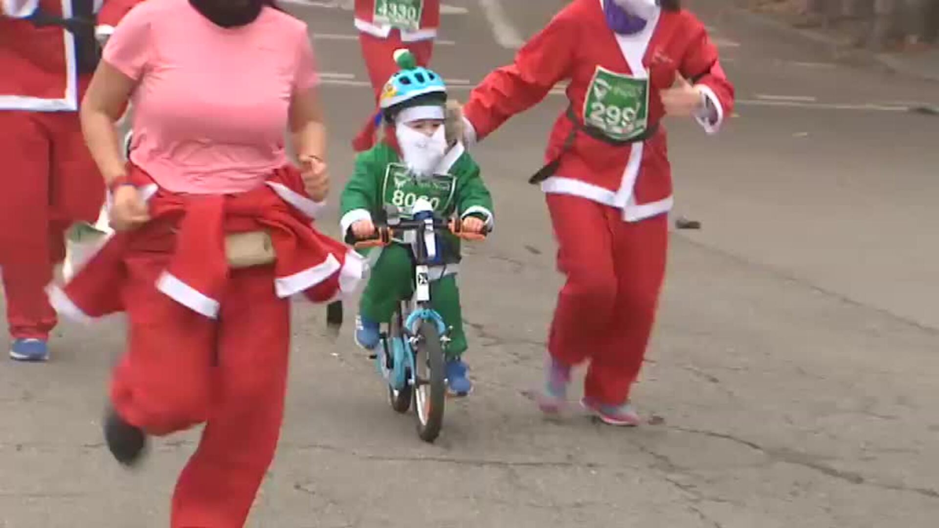 Miles de Papás Noel en la carrera más divertida de la Navidad