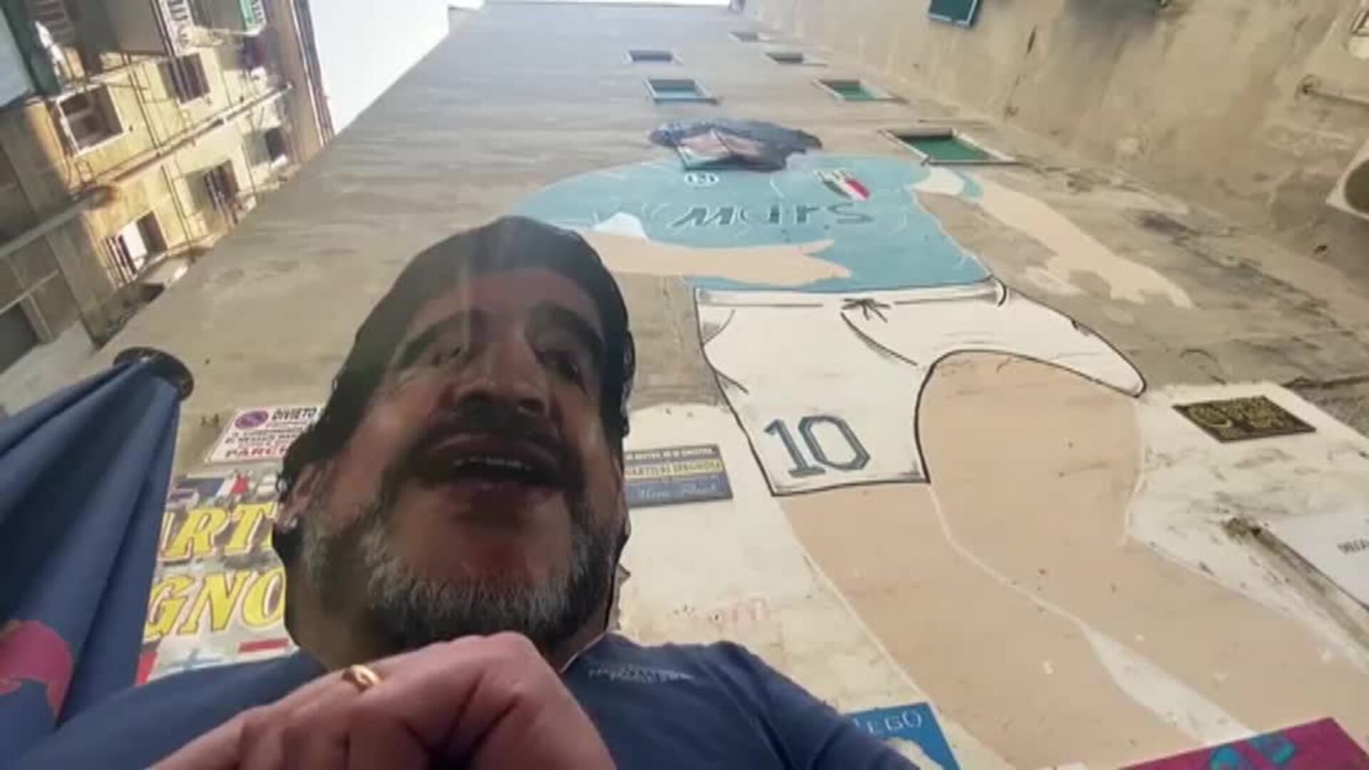 Protesta en Nápoles con máscaras de Maradona para exigir al G20 que pague la deuda ecológica