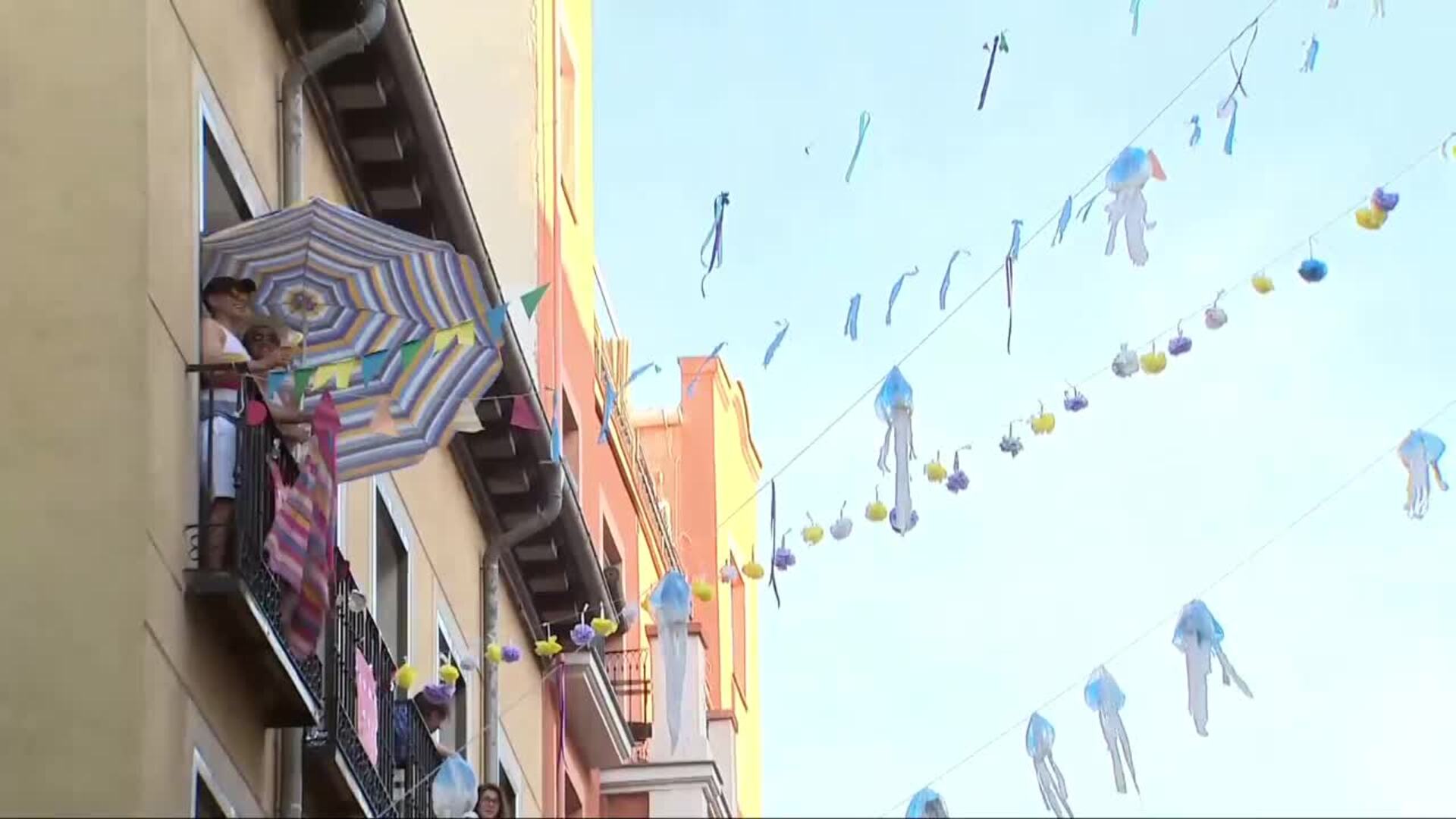 Aplausos y ambiente festivo en el final de las fiestas de Malasaña