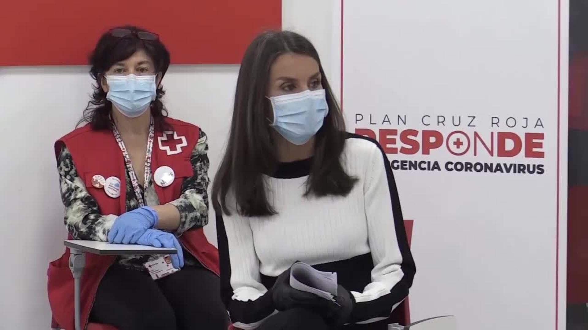 La Reina comparte una jornada con los voluntarios de Cruz Roja