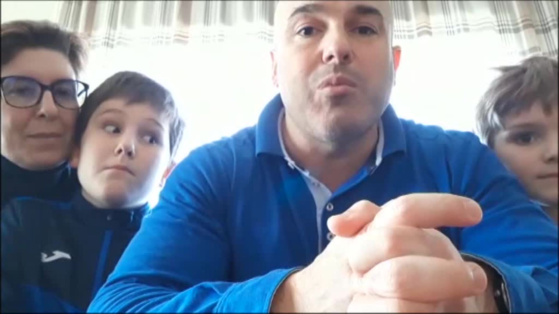 Una familia supera la enfermedad cada uno de diferente manera tras dar todos positivo