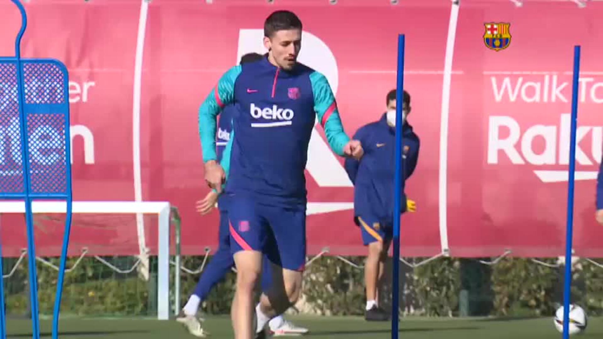 Sergiño Dest vuelve a entrenar con el equipo y Koeman podría contar con él para la Copa