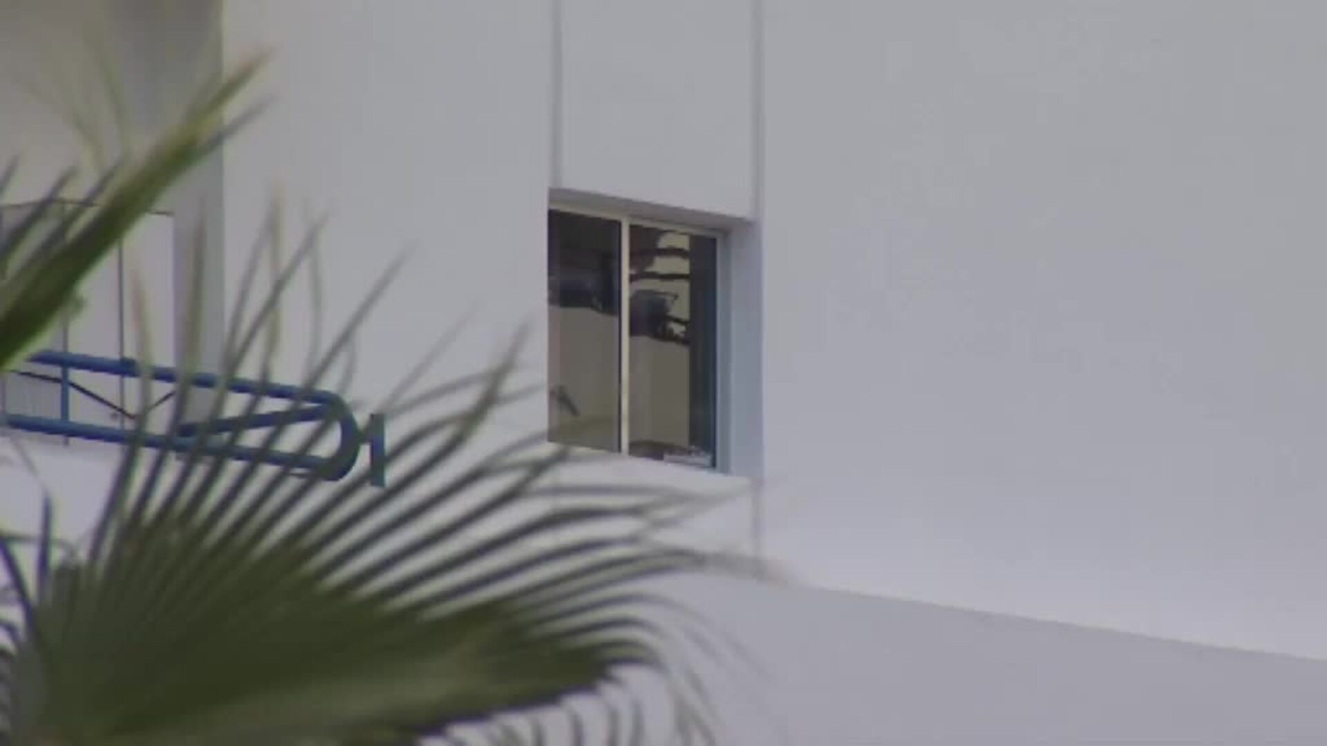 Un vídeo de una niña andando por la cornisa de un edificio conmociona a los vecinos de Tenerife