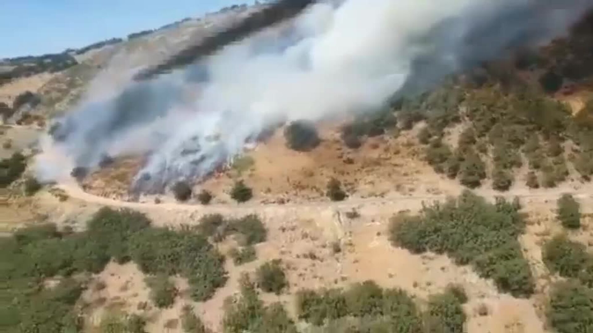Los bomberos siguen intentando estabilizar el fuego declarado esta tarde en la sierra de Guadarrama