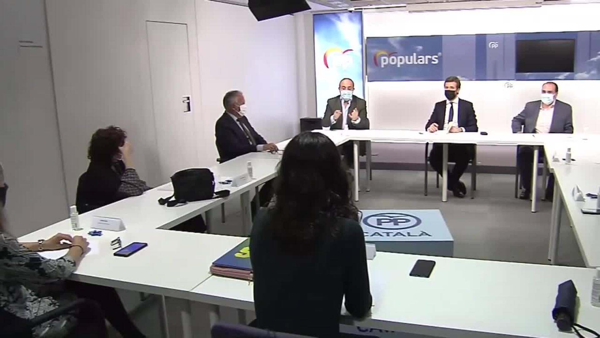 Casado se reúne con defensores del bilingüismo en Cataluña