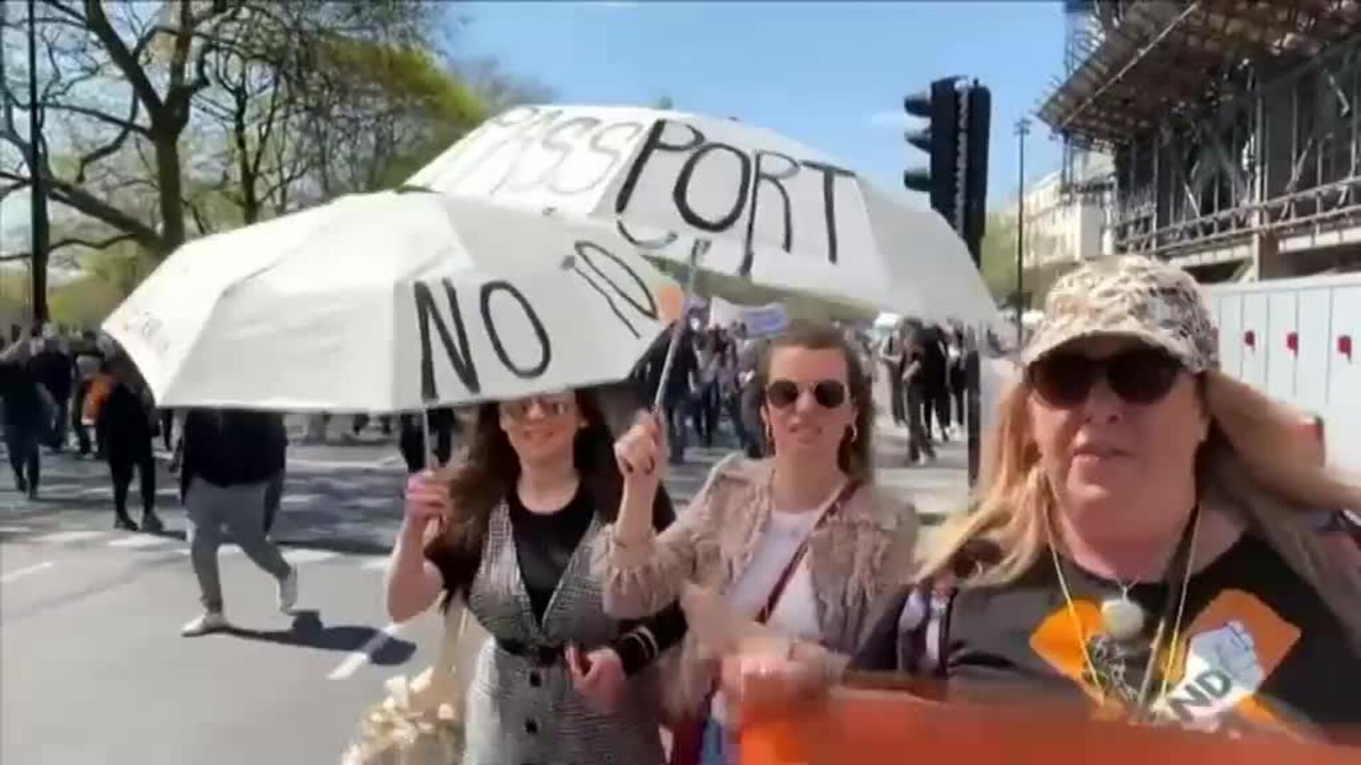 Los londinenses protestan contra un nuevo cierre con una jeringuilla inflable gigante