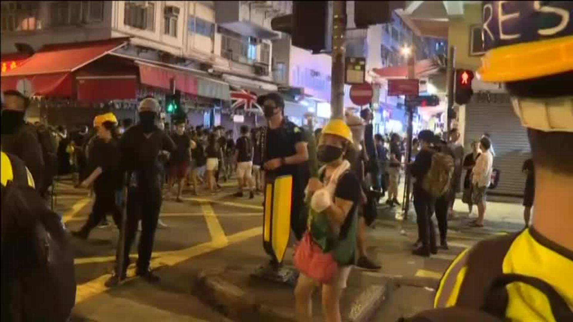 La Policía dispersa a miles de manifestantes en Hong Kong cuando se dirigían a la Oficina de Enlace de China