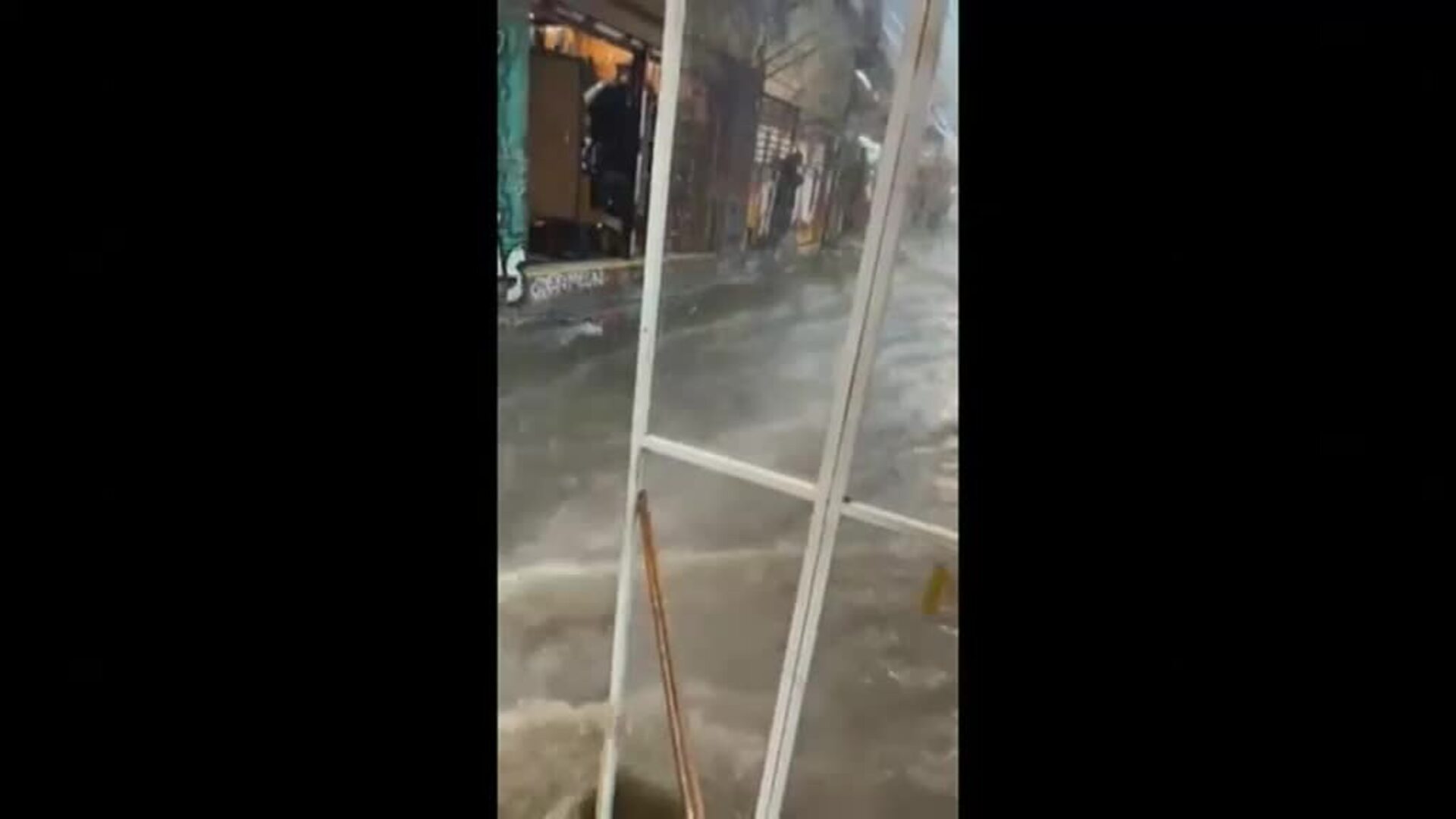 Fuertes inundaciones en la isla griega de Corfú y en Atenas tras los peores incendios de este verano