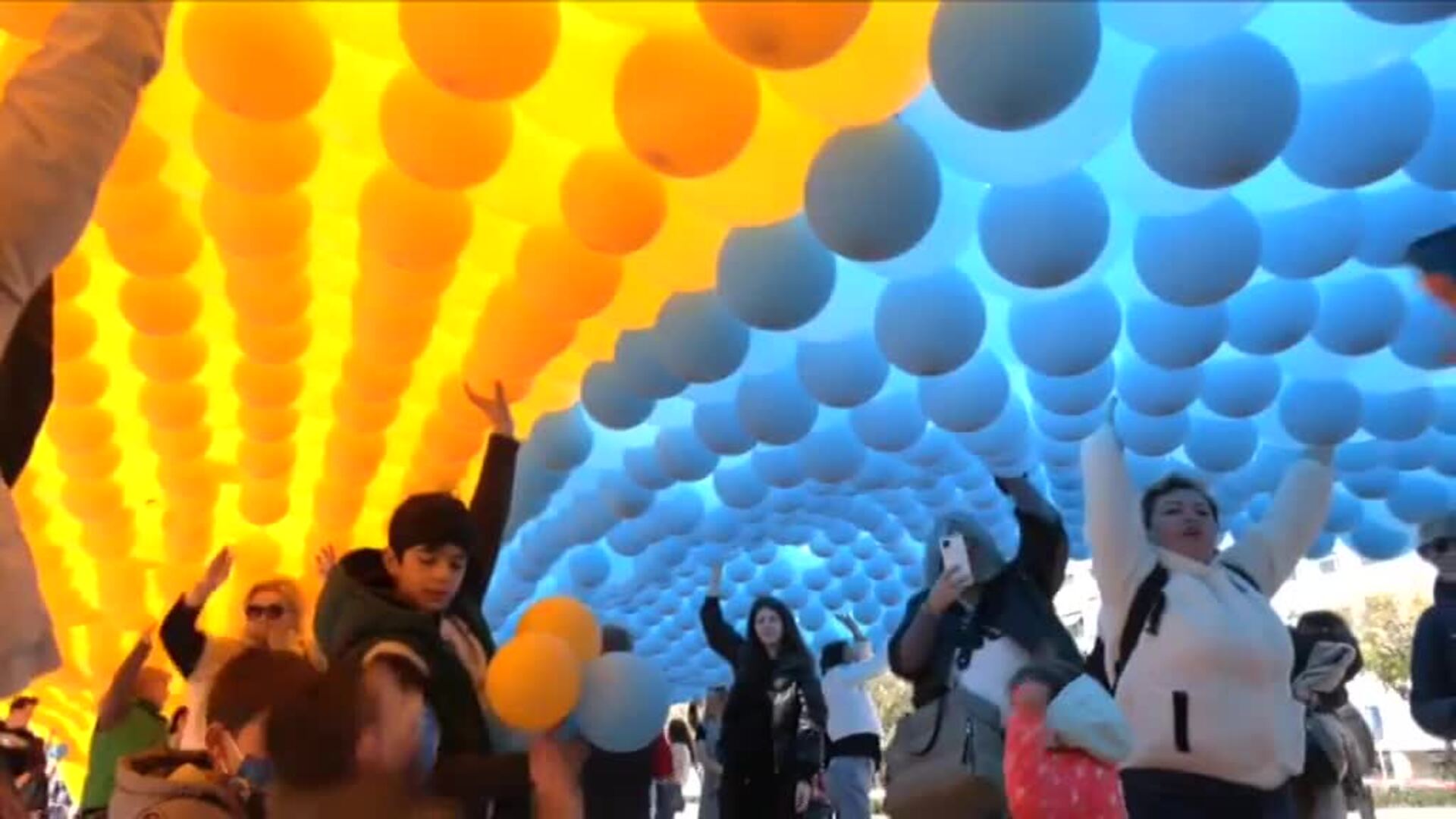 Córdoba recrea la bandera de Ucrania con más de 10.000 globos azules y amarillos